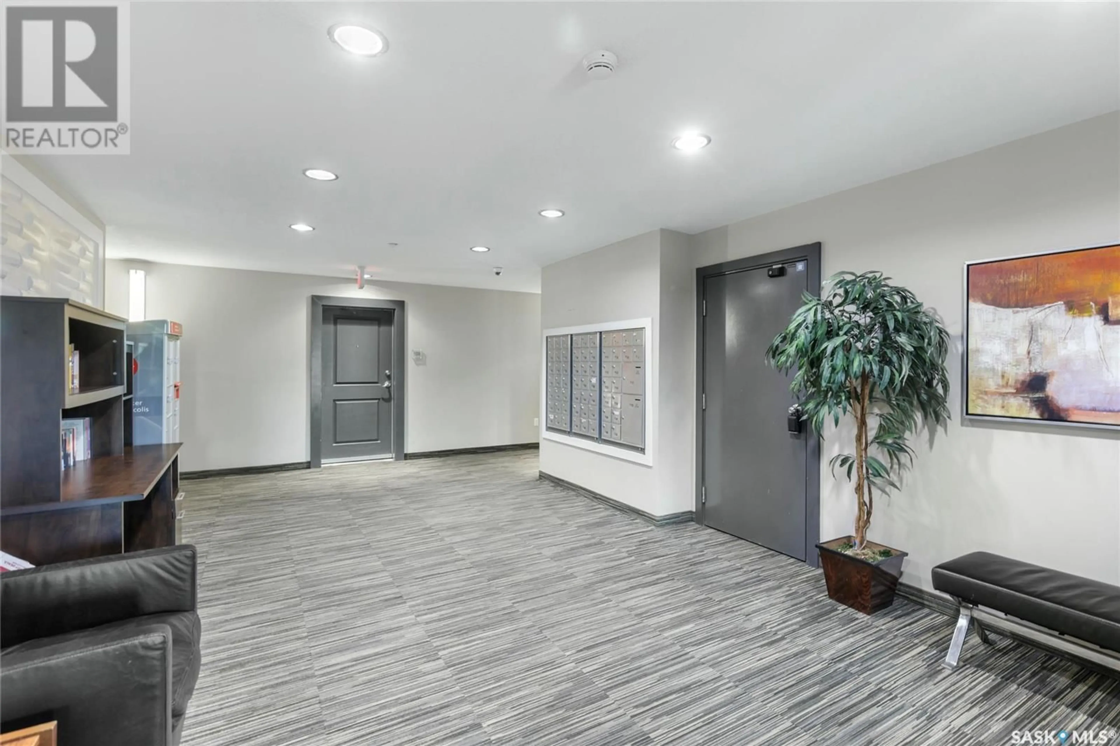 Indoor foyer for 316 1640 DAKOTA DRIVE, Regina Saskatchewan S4Z0A4