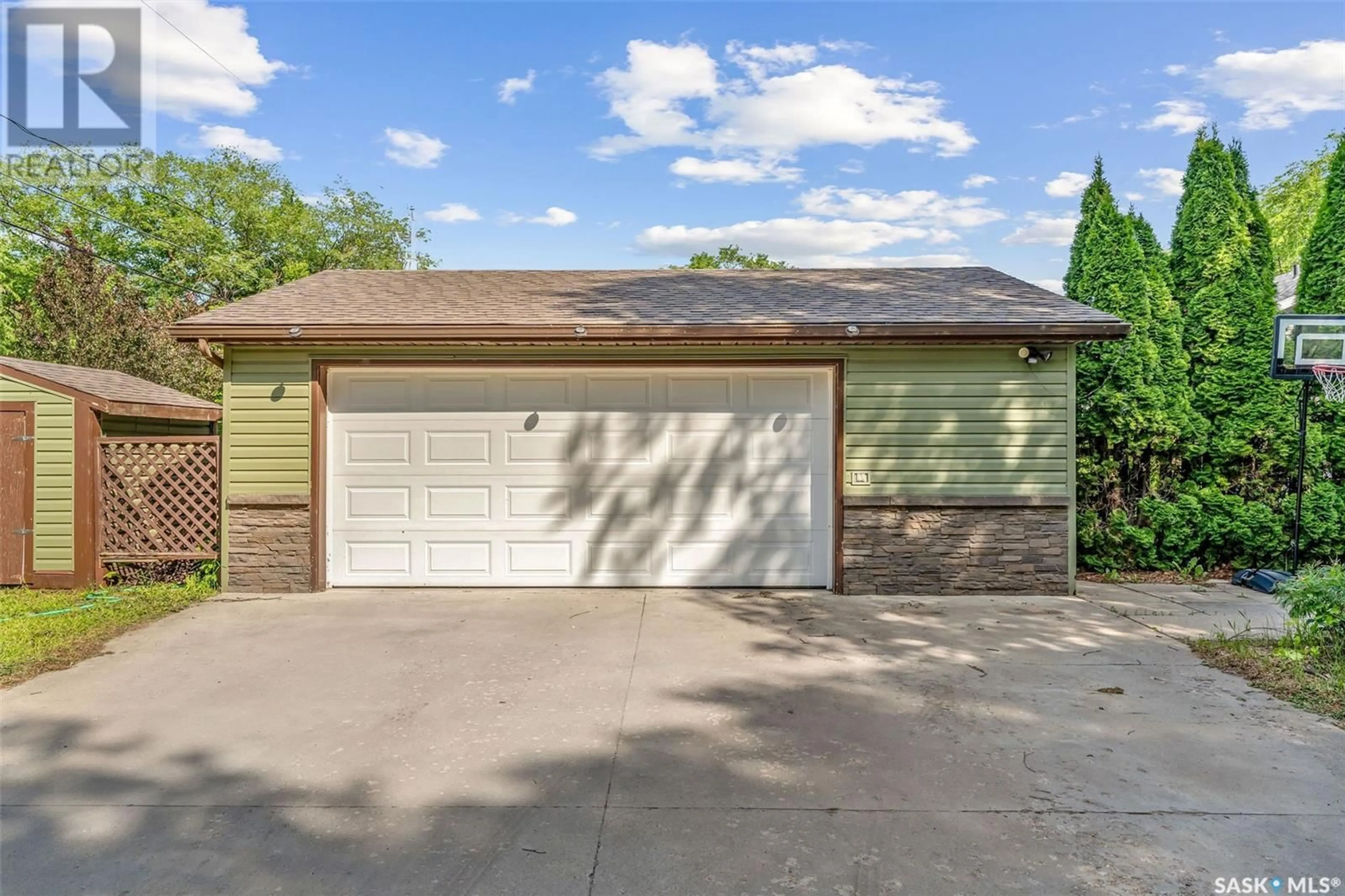 Indoor garage for E - 402 CRAWFORD AVENUE, Melfort Saskatchewan S0E1A0