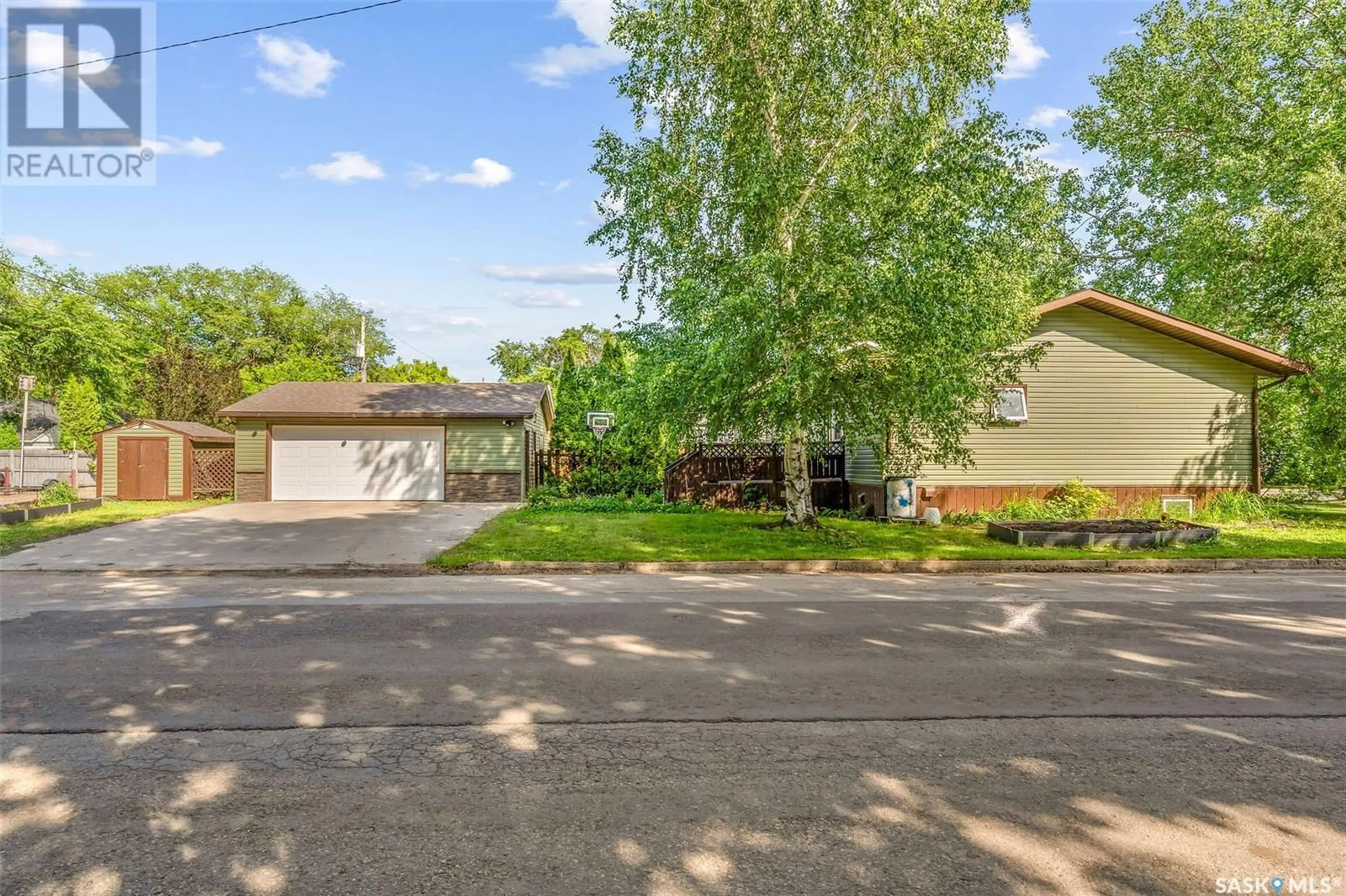 A pic from outside/outdoor area/front of a property/back of a property/a pic from drone, street for E - 402 CRAWFORD AVENUE, Melfort Saskatchewan S0E1A0