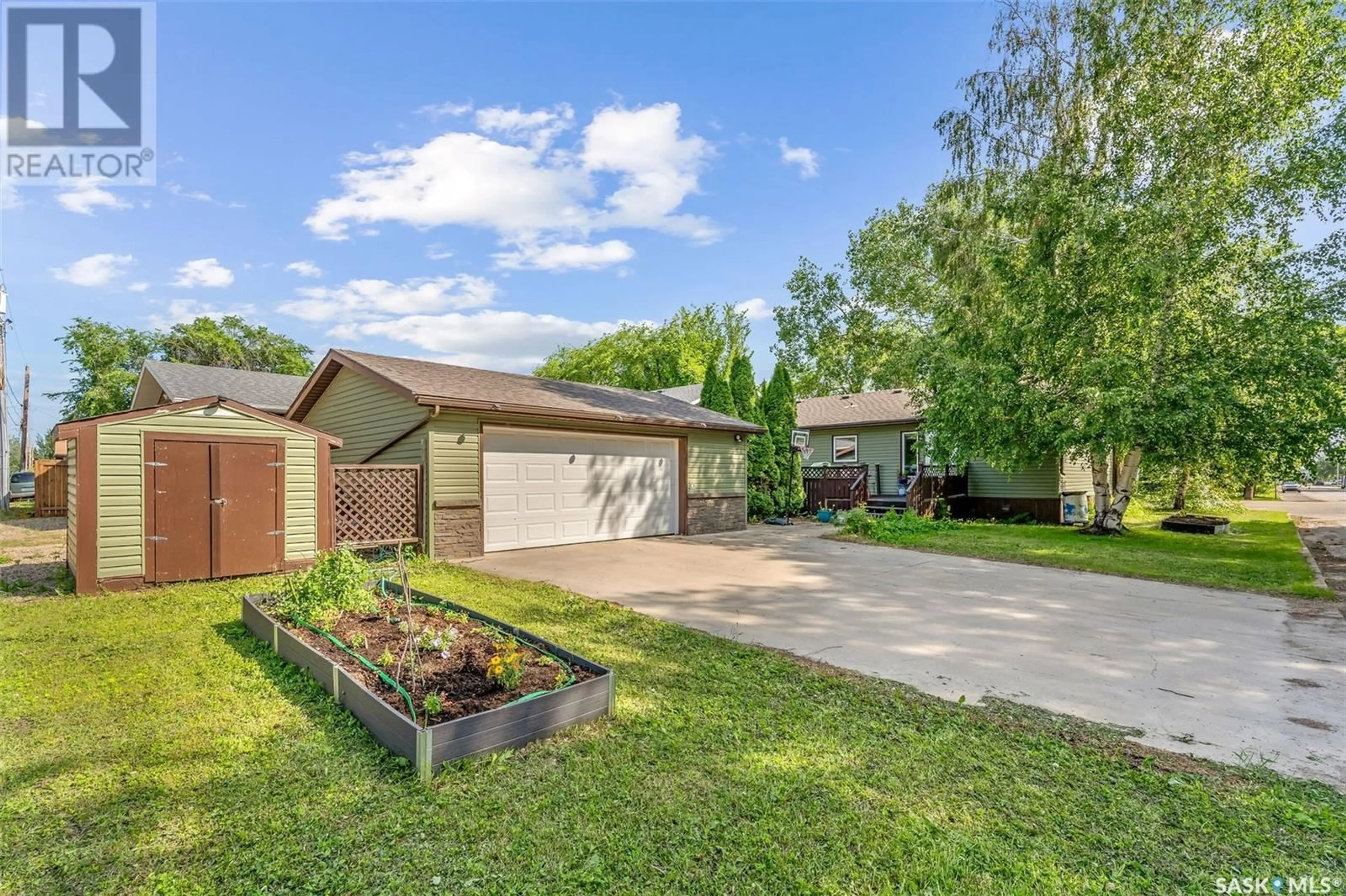 A pic from outside/outdoor area/front of a property/back of a property/a pic from drone, street for E - 402 CRAWFORD AVENUE, Melfort Saskatchewan S0E1A0