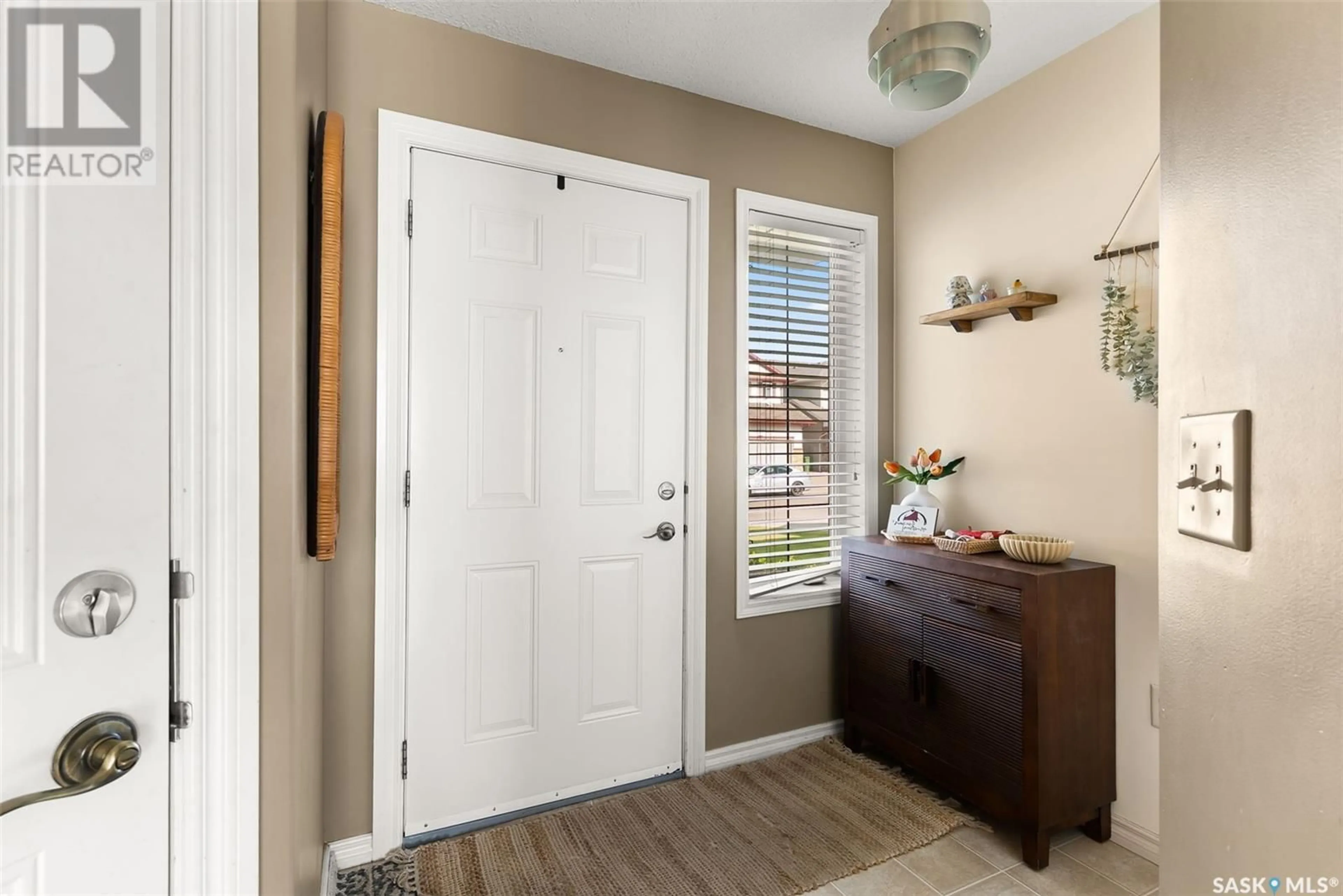Indoor entryway for 3101 - 48 TREGARVA DRIVE, Regina Saskatchewan S4V0K7