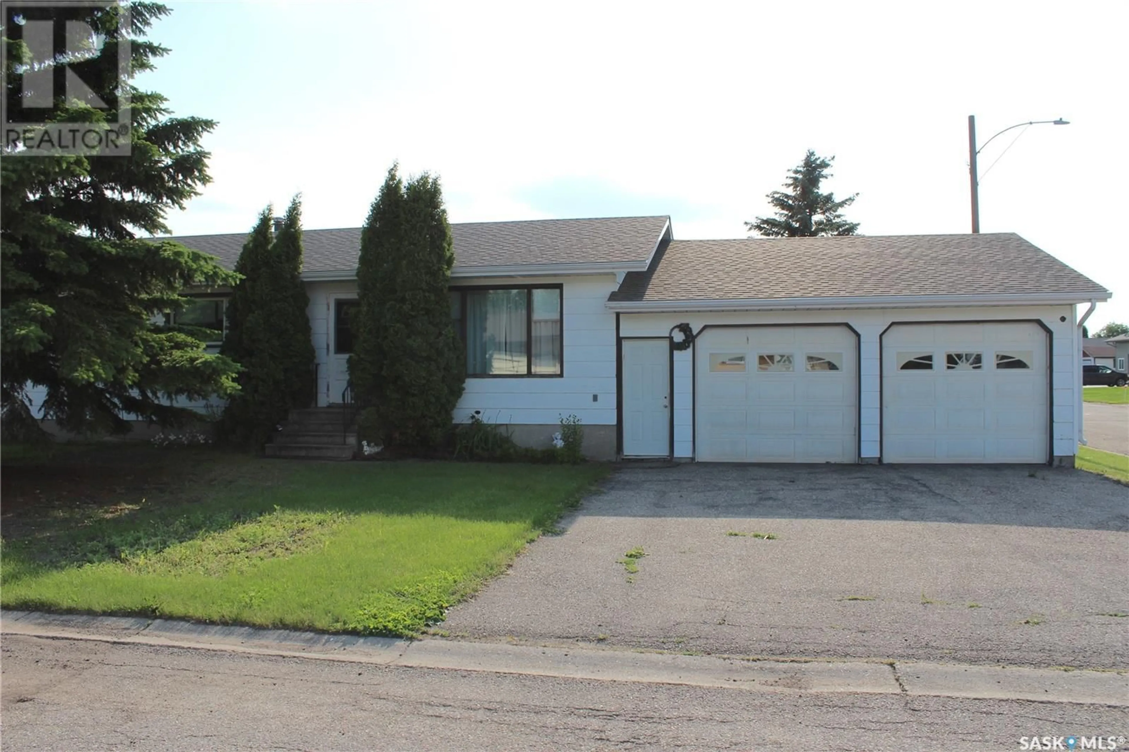 Home with vinyl exterior material, street for 14 PINDER STREET, Springside Saskatchewan S0A3V0