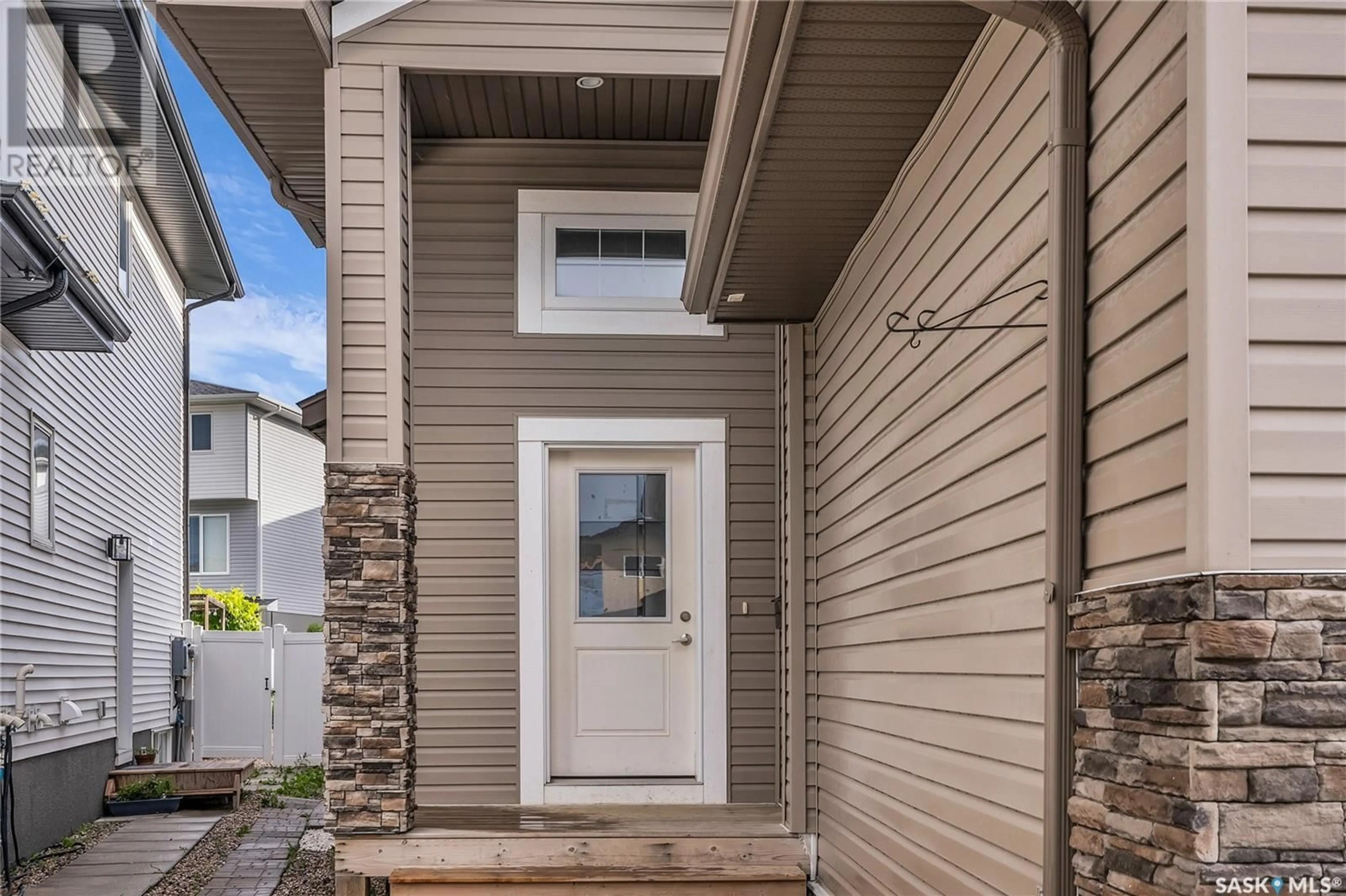 Indoor entryway for 2230 ROSEWOOD DRIVE, Saskatoon Saskatchewan S7V0S2