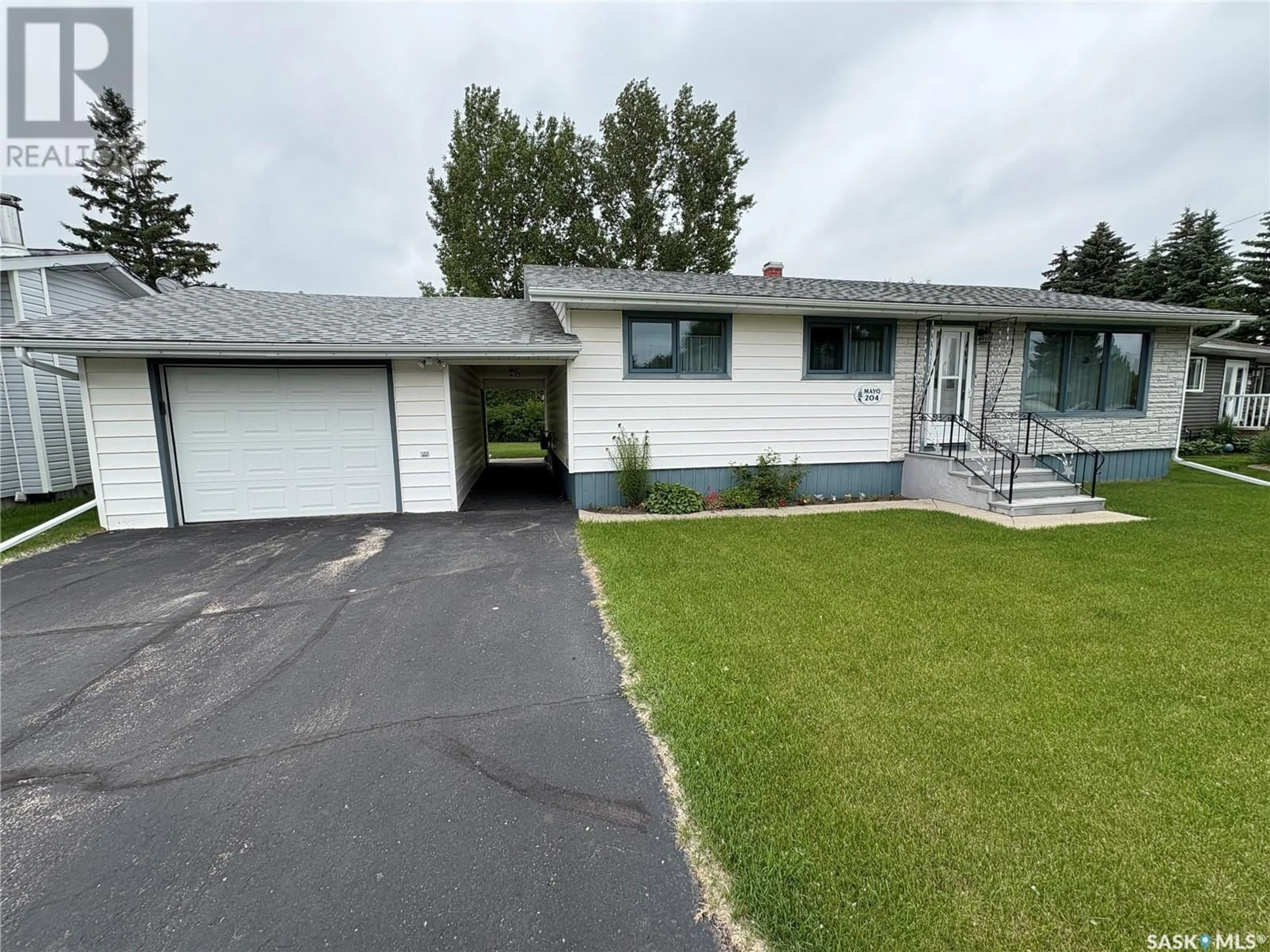 A pic from outside/outdoor area/front of a property/back of a property/a pic from drone, street for 204 HILLSIDE BAY, Langenburg Saskatchewan S0A2A0