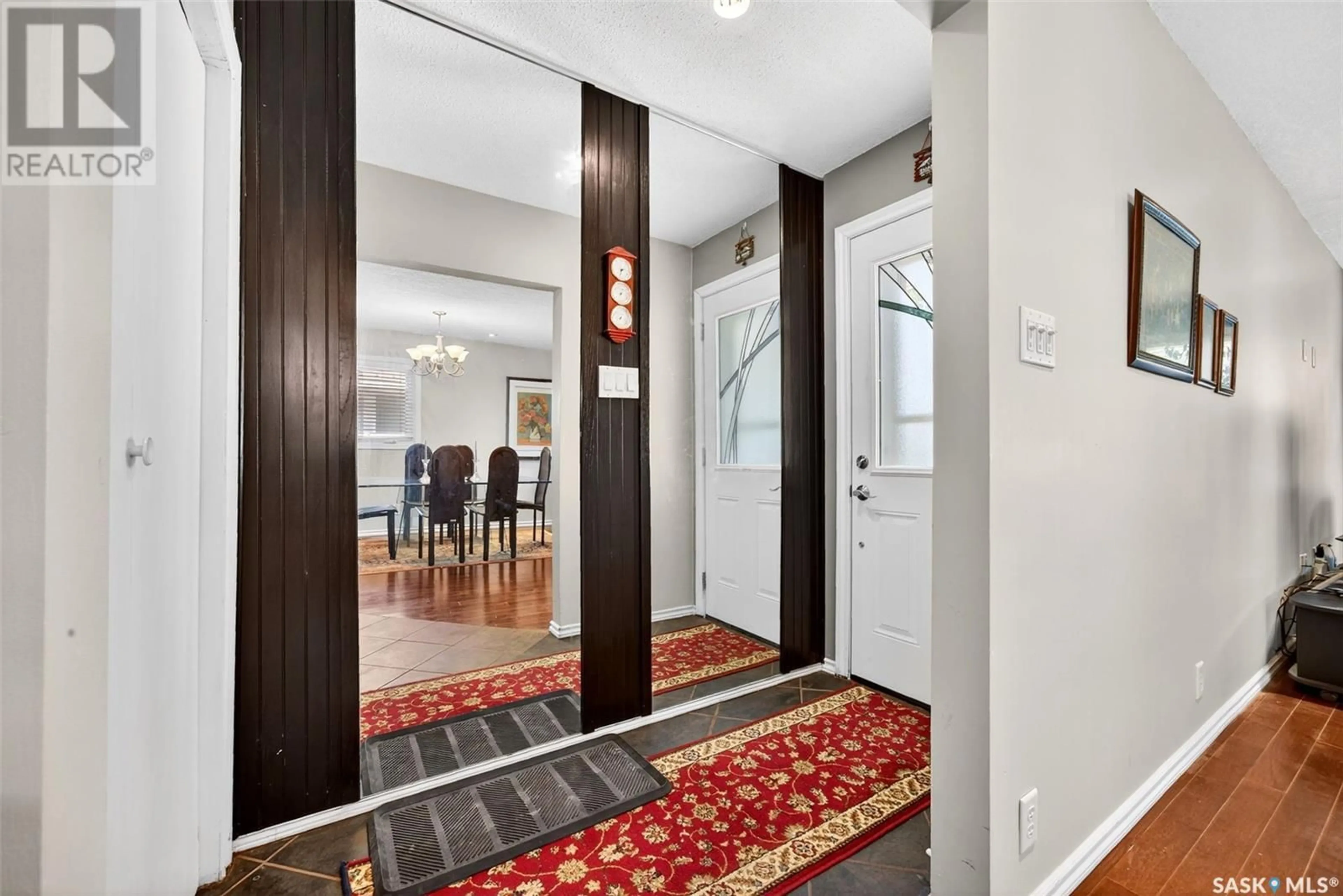 Indoor foyer for 45 GARDINER AVENUE, Regina Saskatchewan S4S4P5
