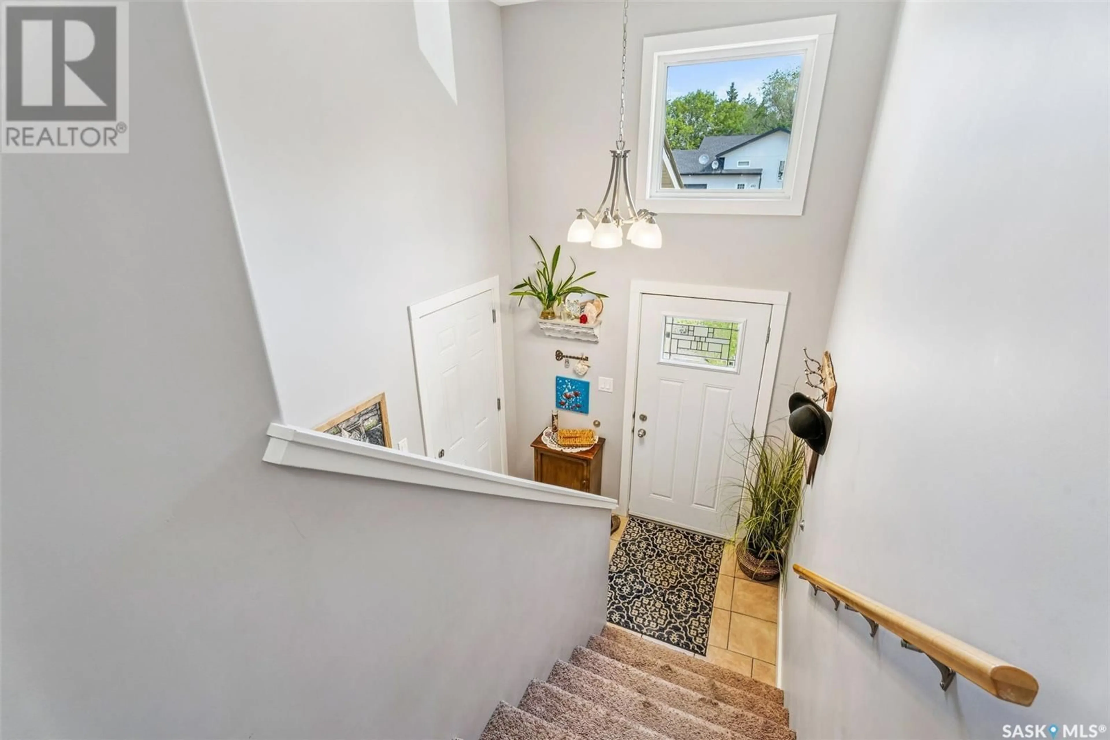 Indoor entryway for 897 5TH STREET, Prince Albert Saskatchewan S6V2L6