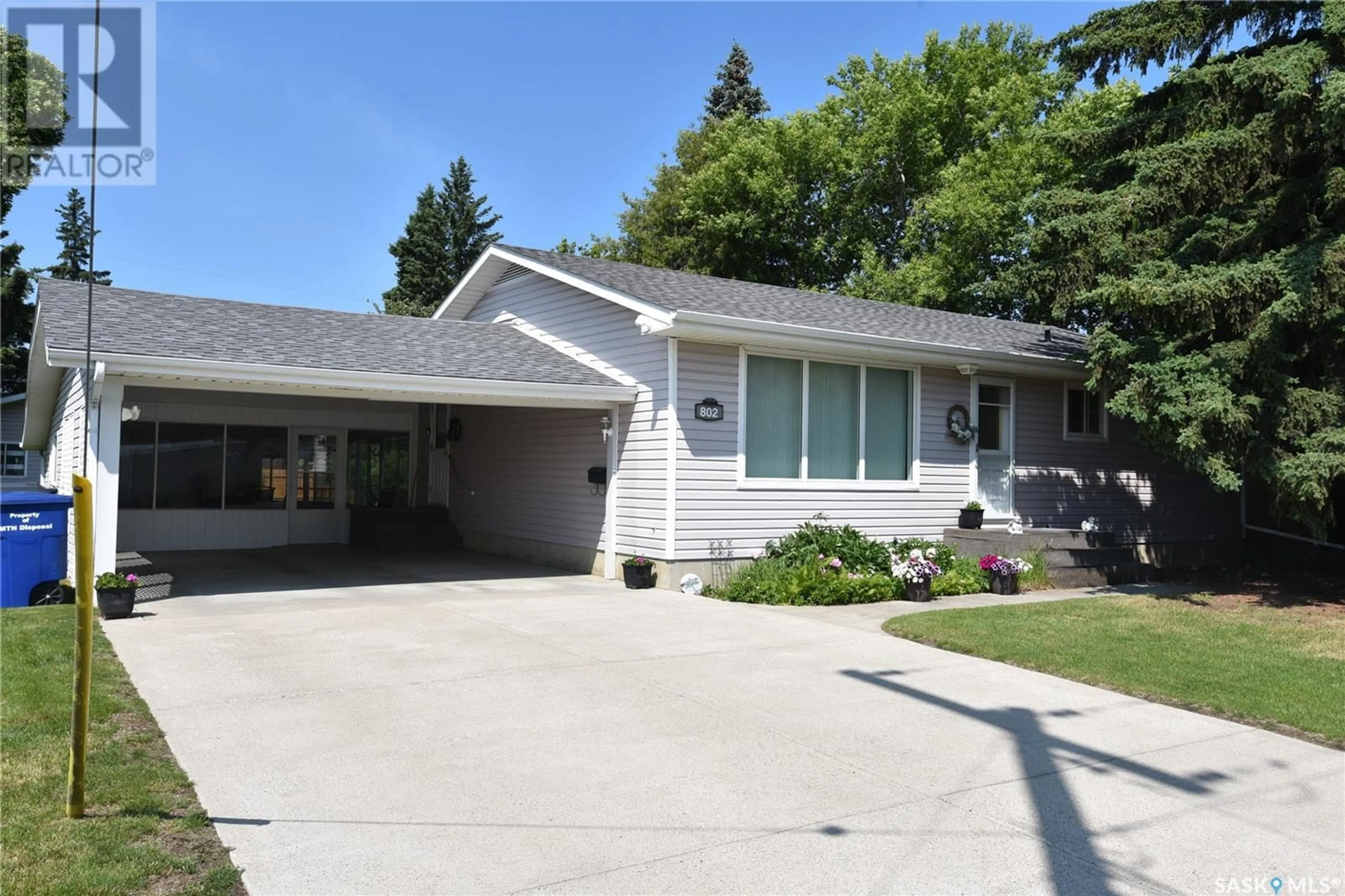 Home with vinyl exterior material, street for 802 2ND STREET E, Nipawin Saskatchewan S0E1E0