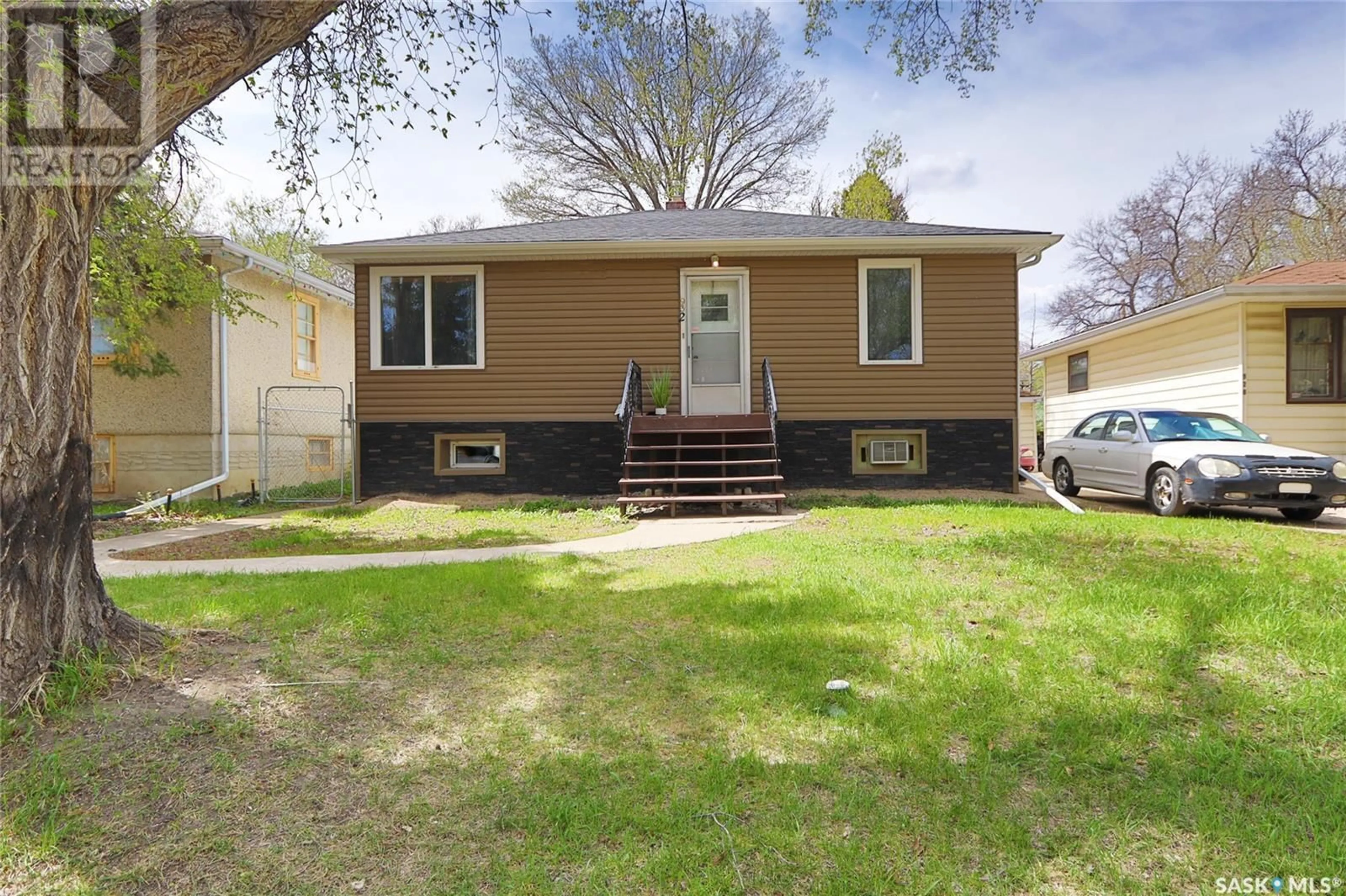 Home with vinyl exterior material, street for 932 ELPHINSTONE STREET, Regina Saskatchewan S4T3L6