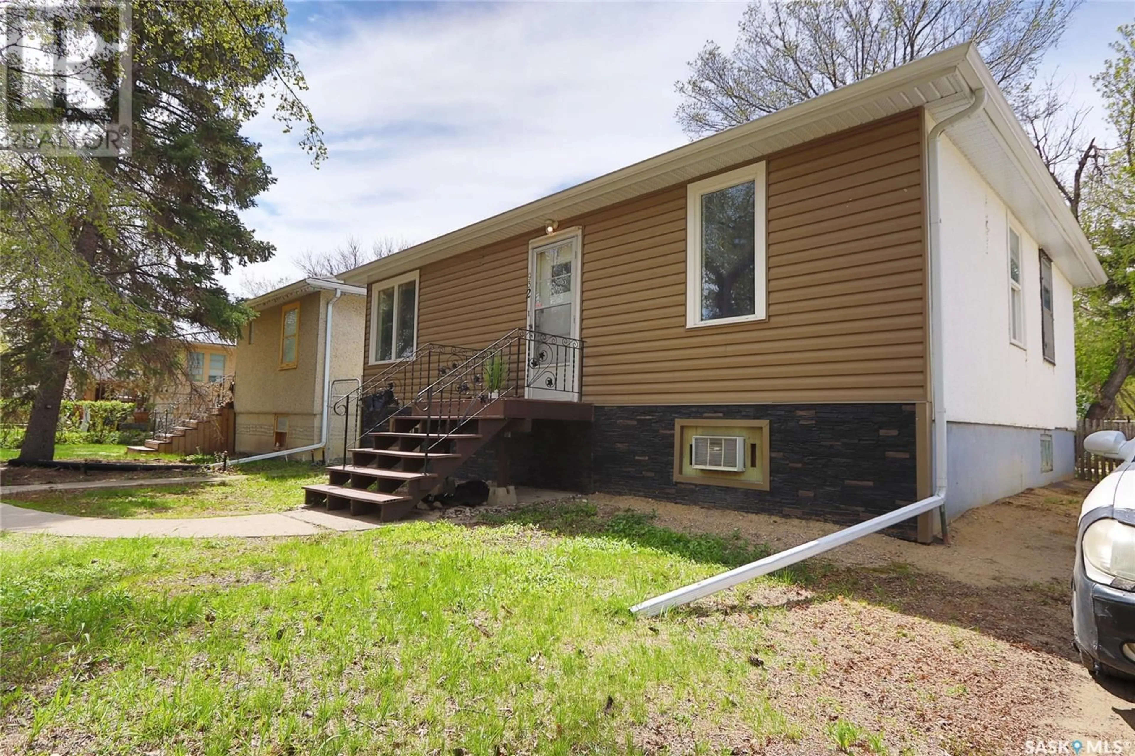 Home with vinyl exterior material, street for 932 ELPHINSTONE STREET, Regina Saskatchewan S4T3L6