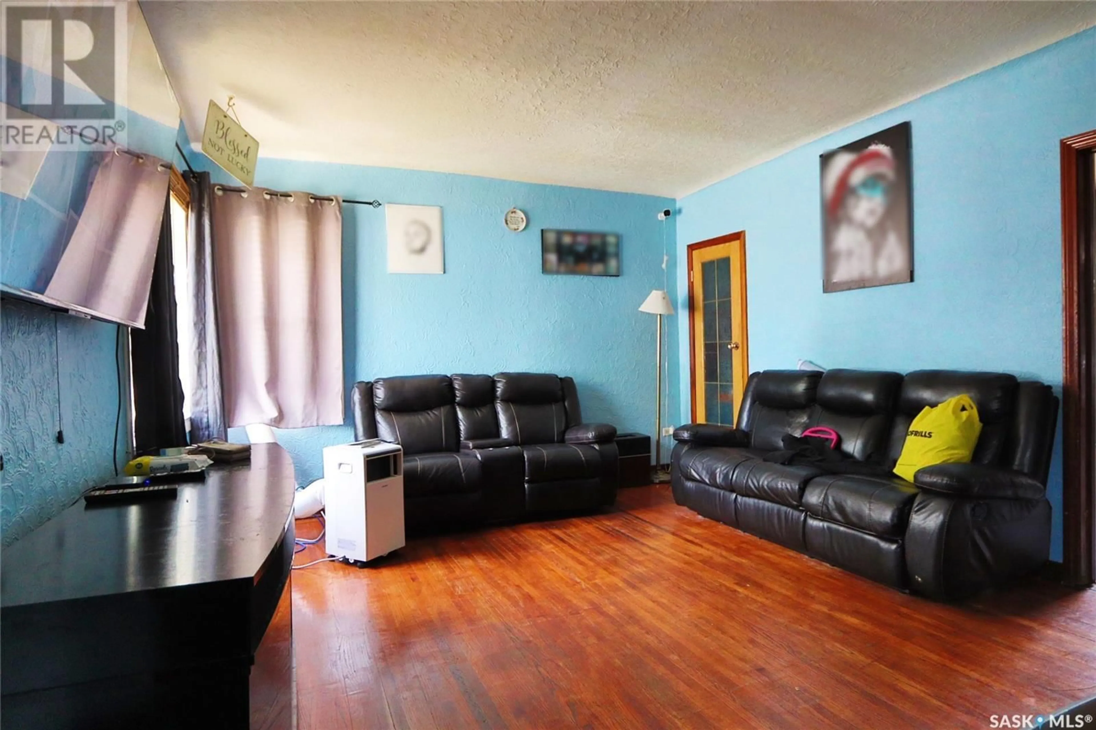 Living room with furniture, unknown for 932 ELPHINSTONE STREET, Regina Saskatchewan S4T3L6