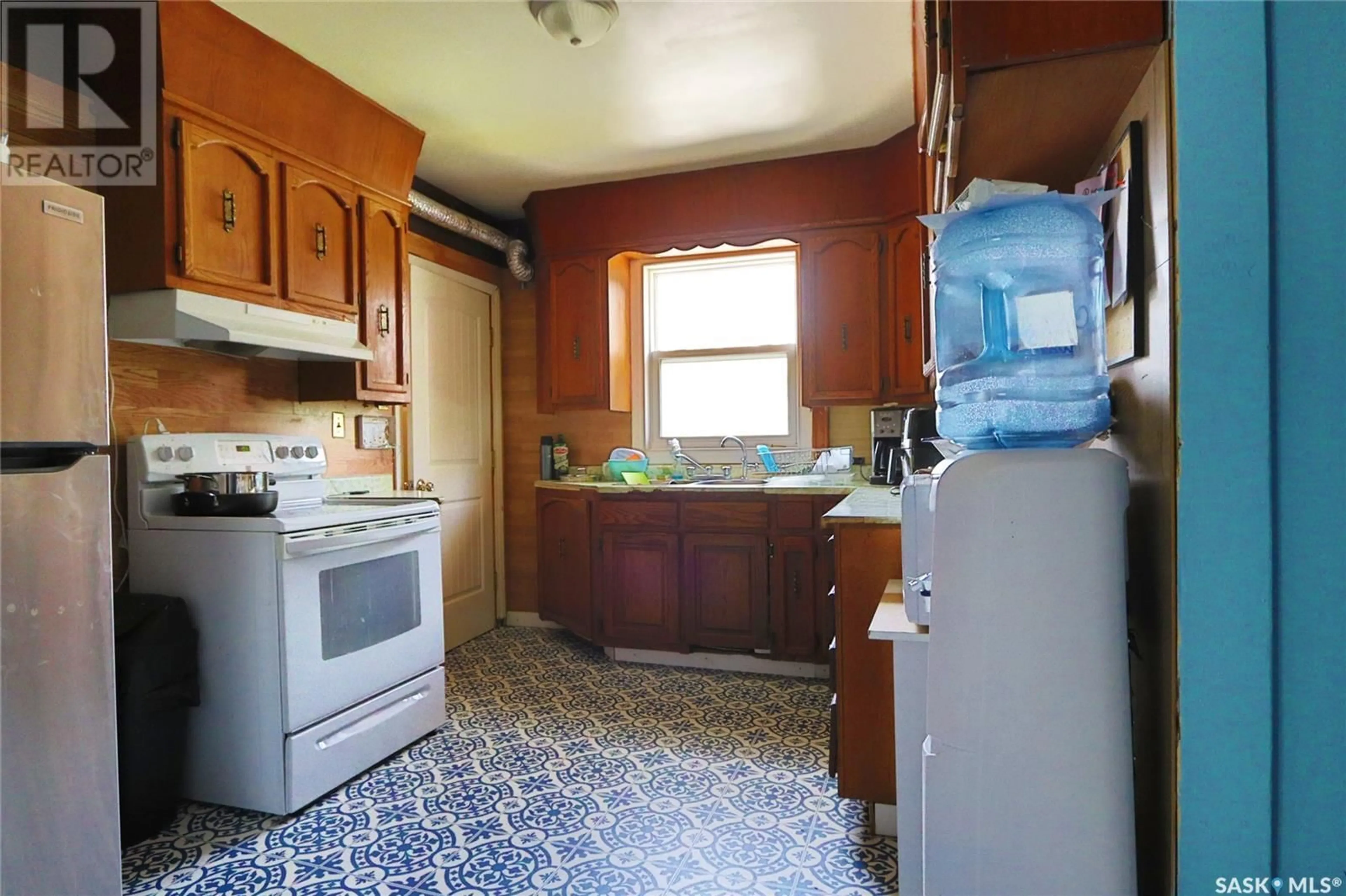 Standard kitchen, ceramic/tile floor for 932 ELPHINSTONE STREET, Regina Saskatchewan S4T3L6