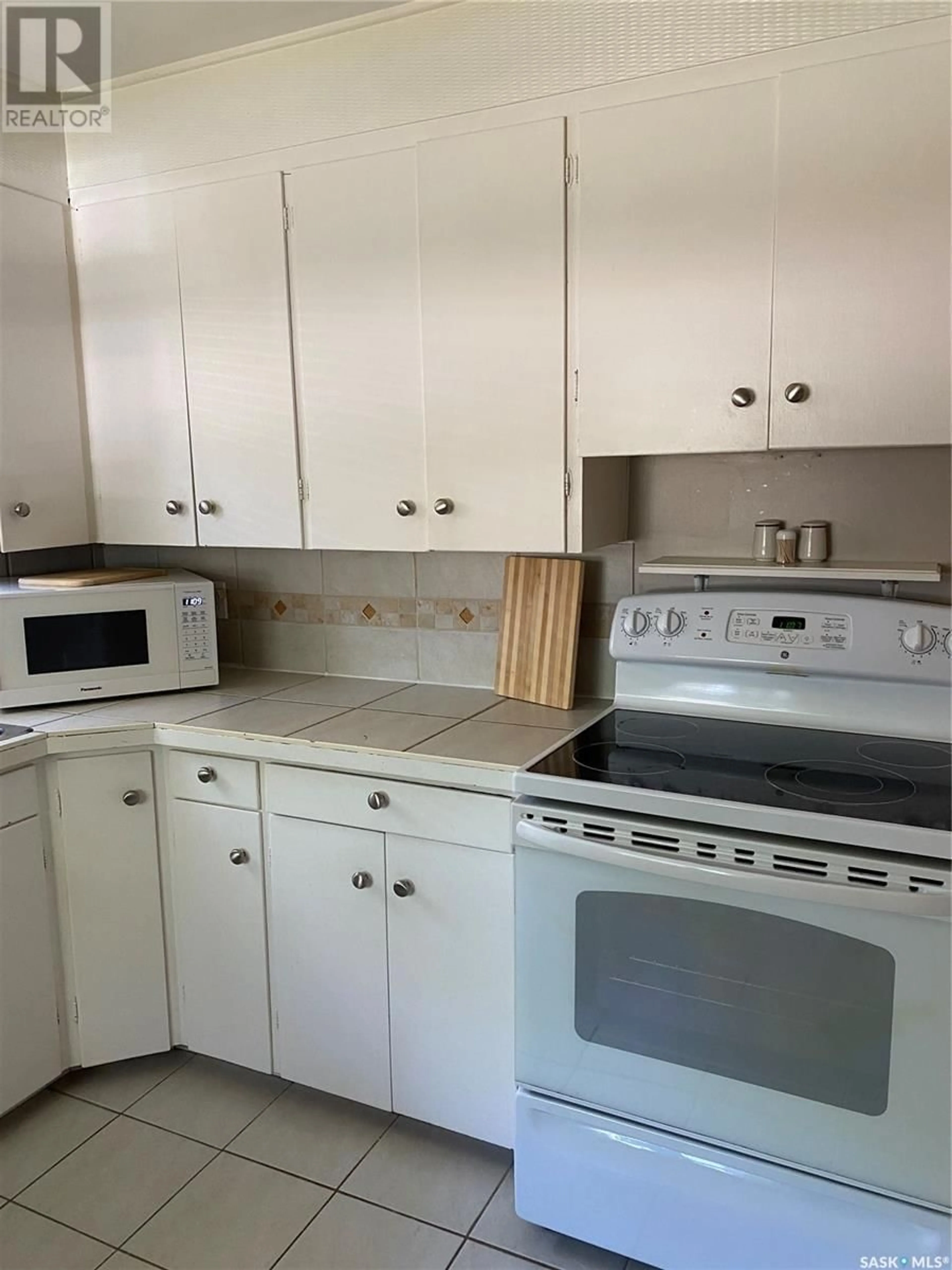 Standard kitchen, unknown for 1351 GREY STREET, Regina Saskatchewan S4T5H5