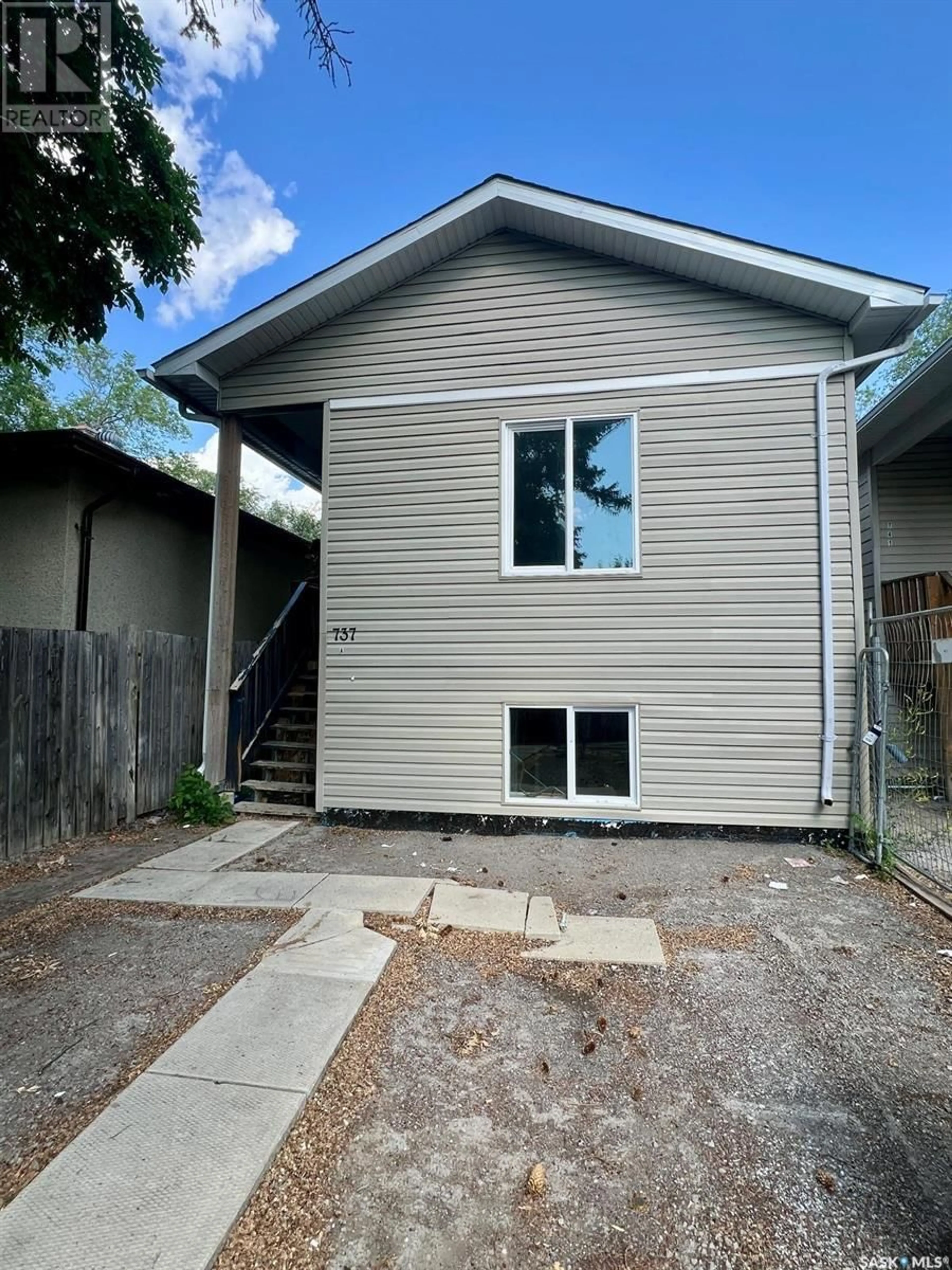 Home with vinyl exterior material, building for 737 GARNET STREET, Regina Saskatchewan S4T2X2