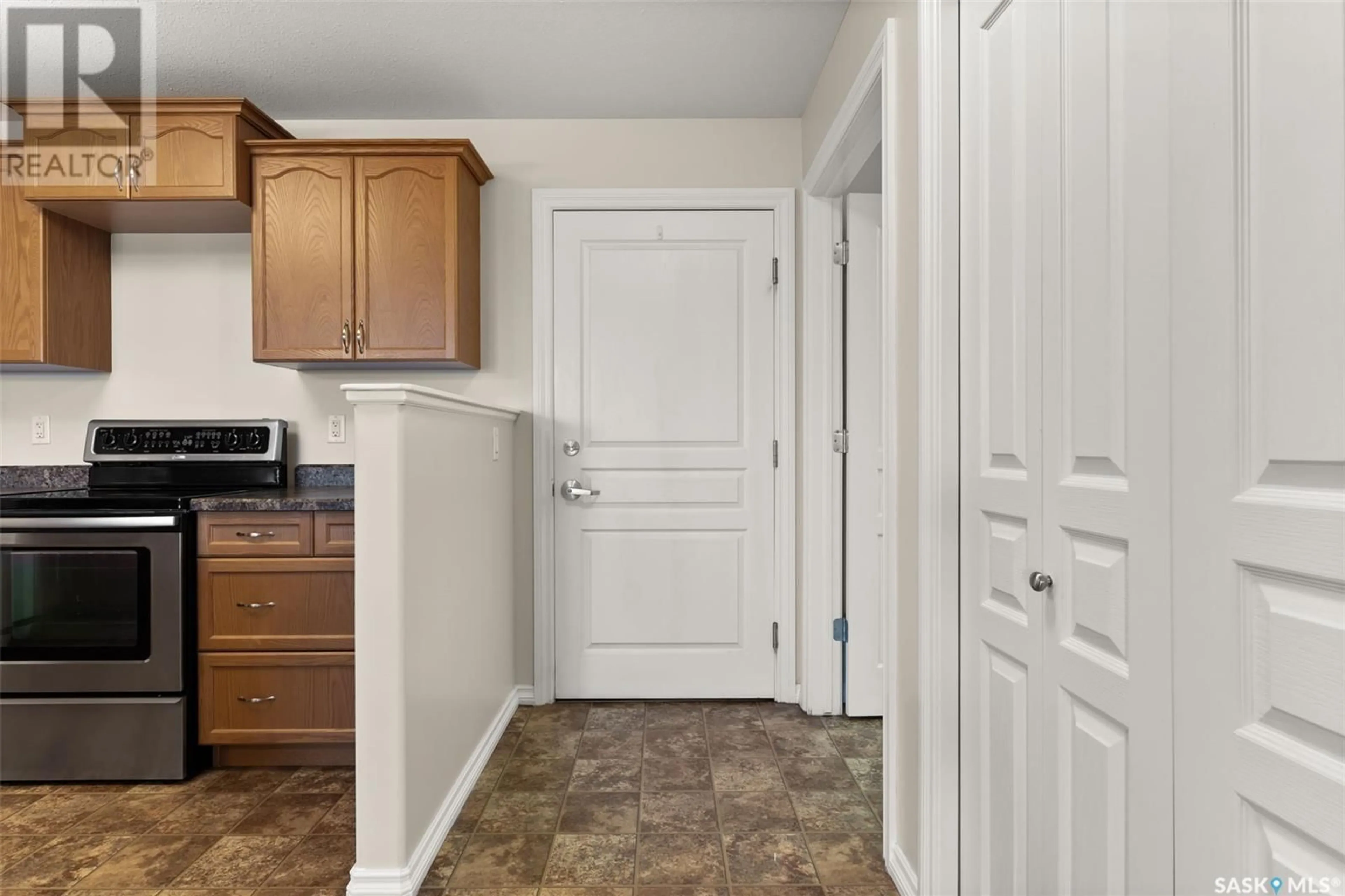 Indoor entryway for 116 1621 DAKOTA DRIVE, Regina Saskatchewan S4Z0A8