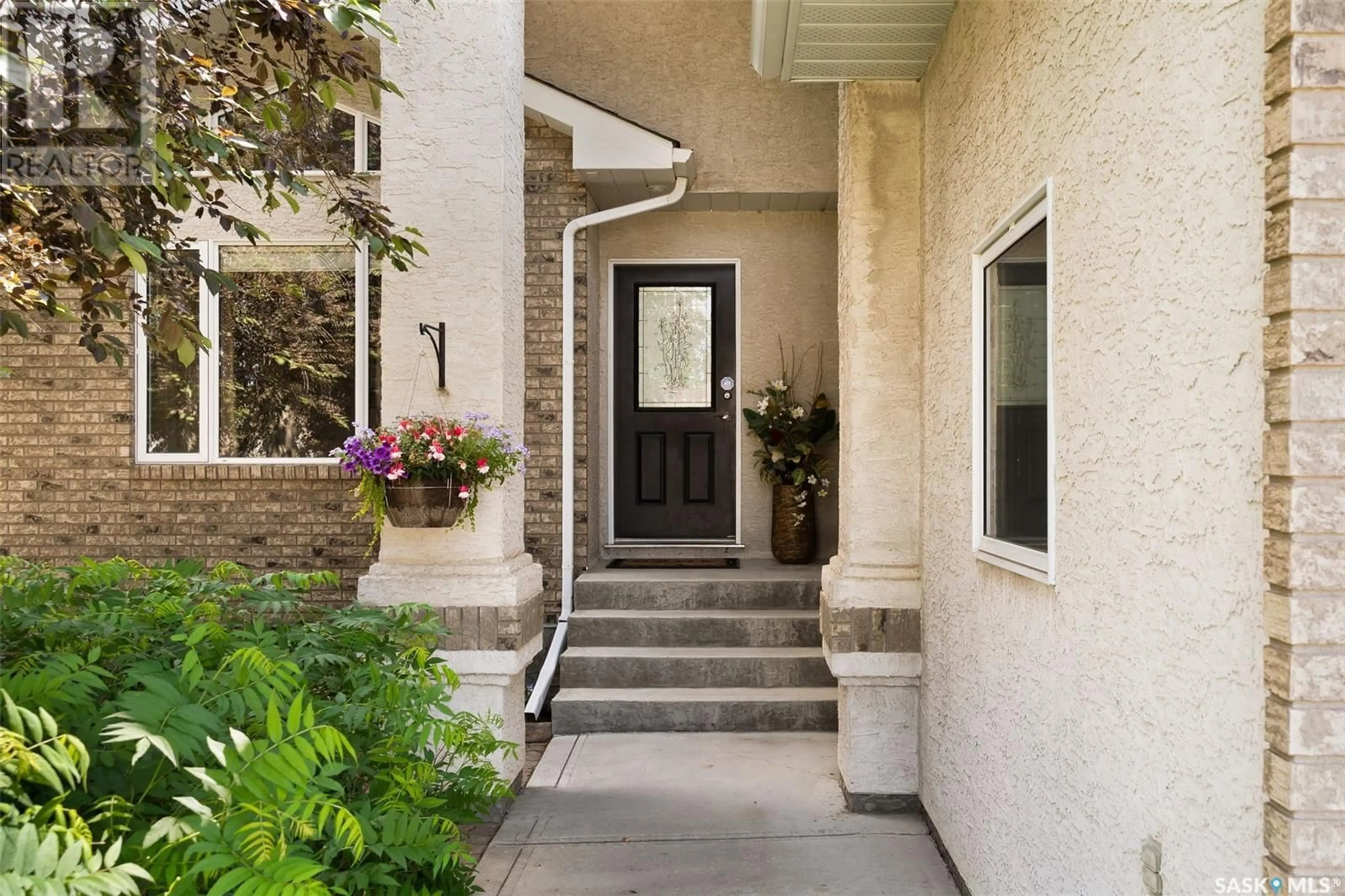 Indoor entryway for E - 3223 THAMES CRESCENT, Regina Saskatchewan S4V2W8