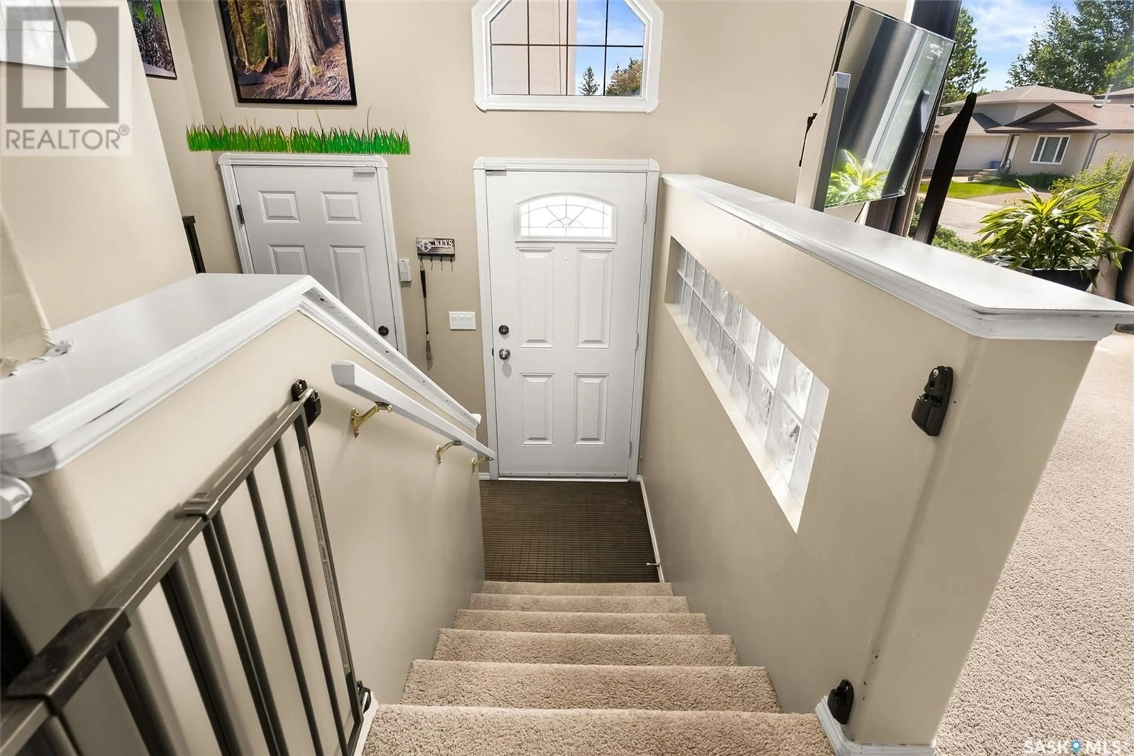 Indoor entryway for 6803 MAPLE WOOD CRESCENT, Regina Saskatchewan S4X4J8