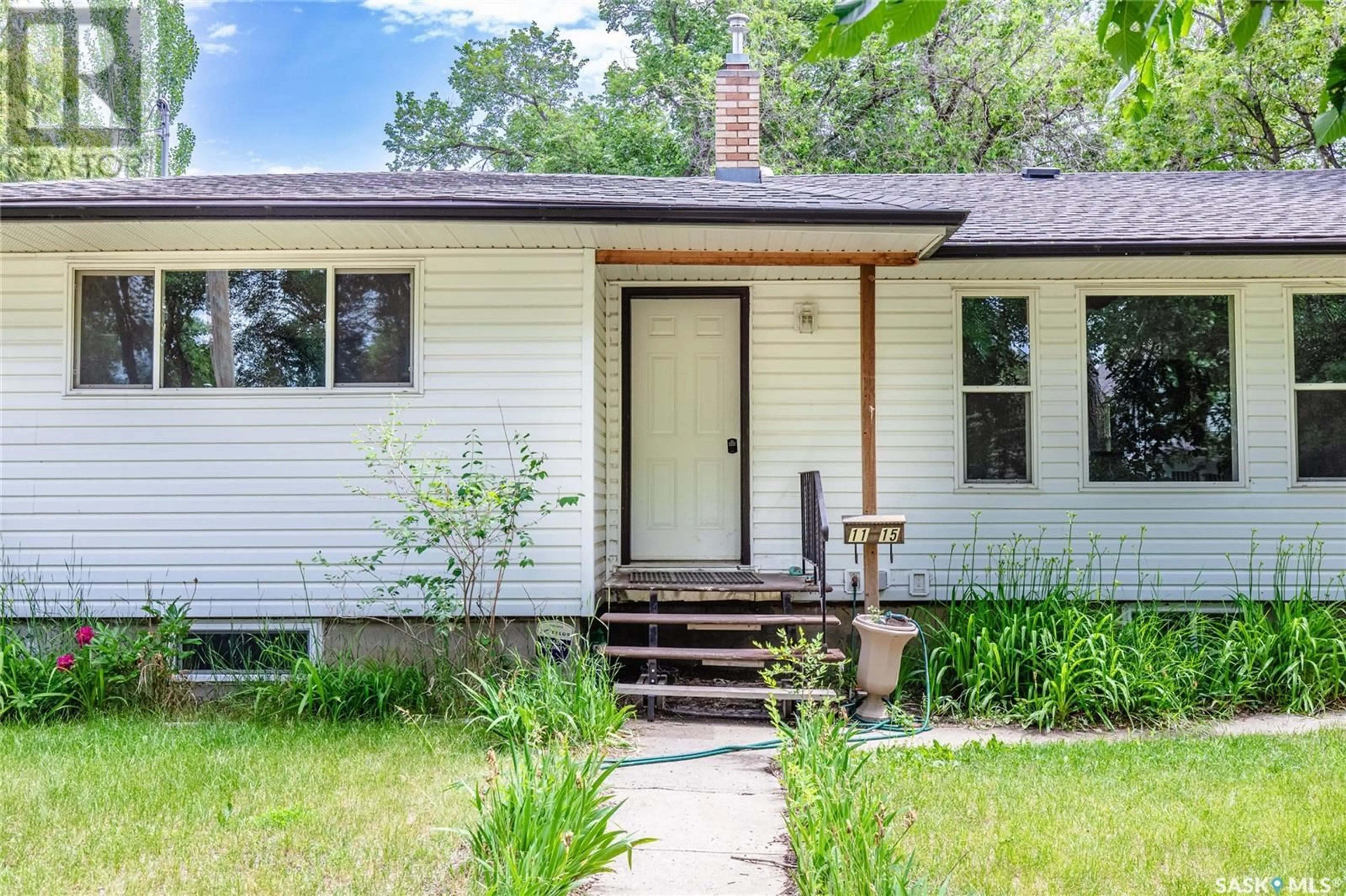 Home with vinyl exterior material, street for 1115 6TH AVENUE, Moose Jaw Saskatchewan S6H4A7