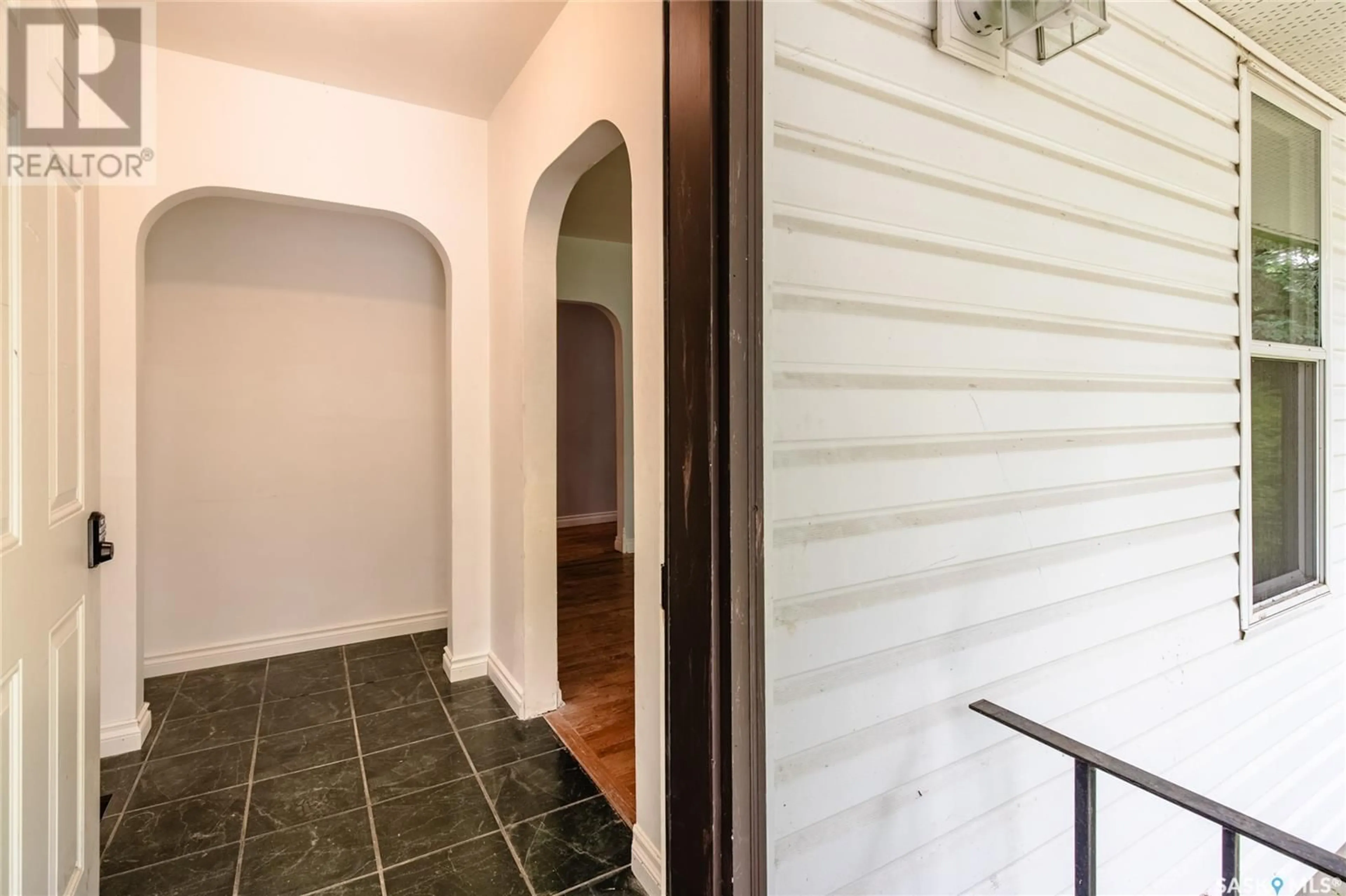 Indoor entryway for 1115 6TH AVENUE, Moose Jaw Saskatchewan S6H4A7