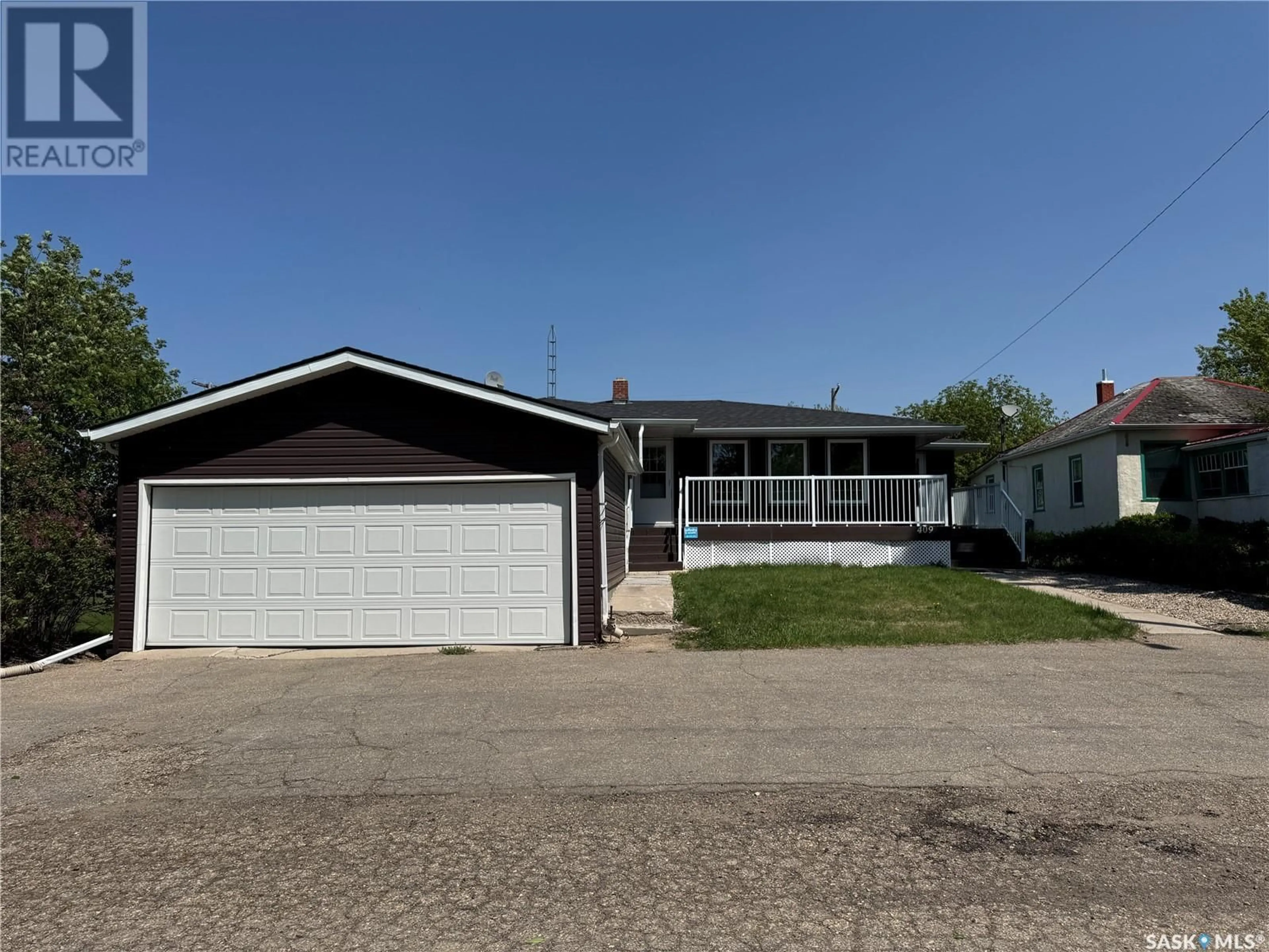 Home with vinyl exterior material, street for 409 3RD AVENUE, Kelliher Saskatchewan S0A1V0