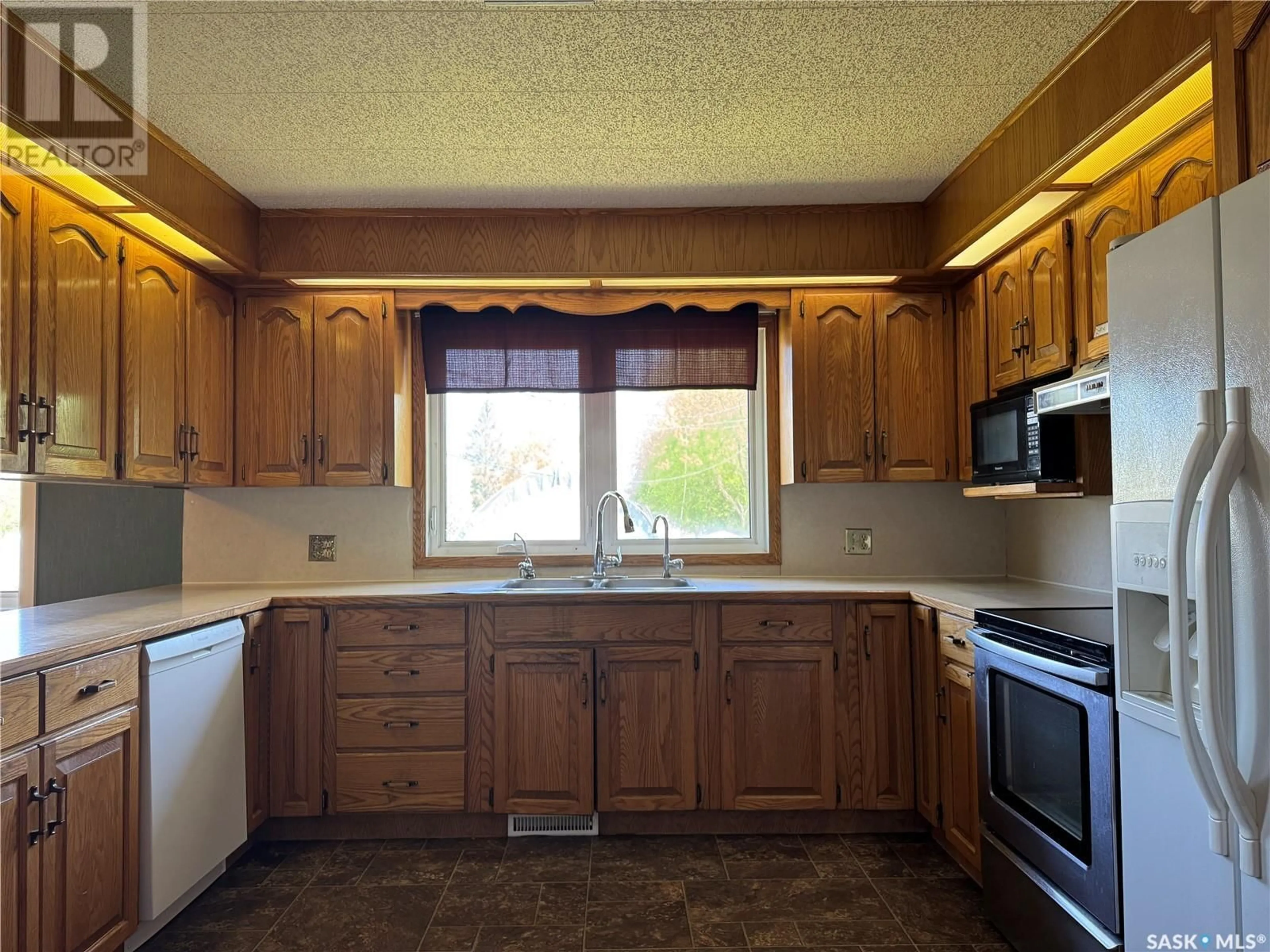 Standard kitchen, unknown for 409 3RD AVENUE, Kelliher Saskatchewan S0A1V0