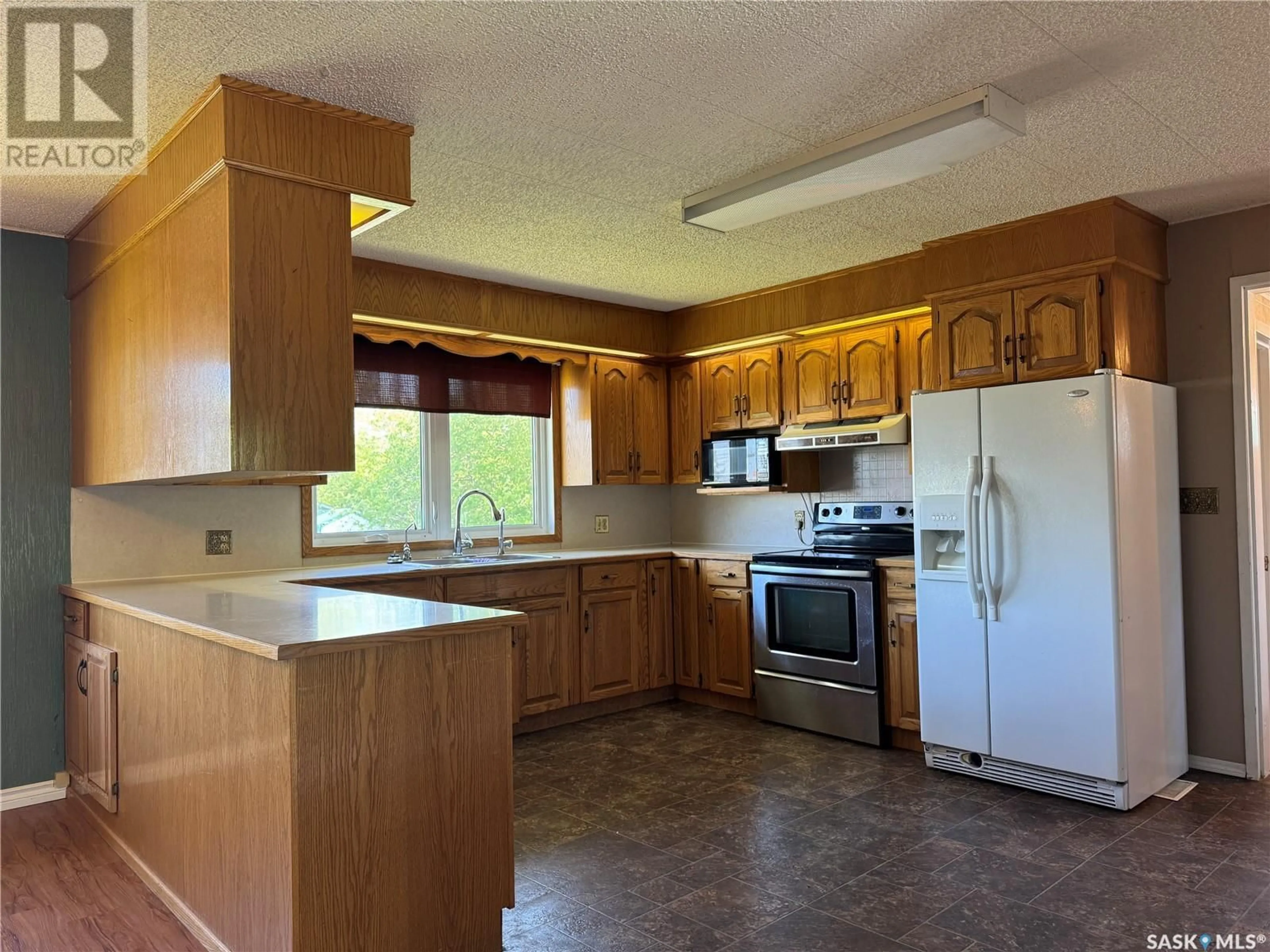Standard kitchen, unknown for 409 3RD AVENUE, Kelliher Saskatchewan S0A1V0