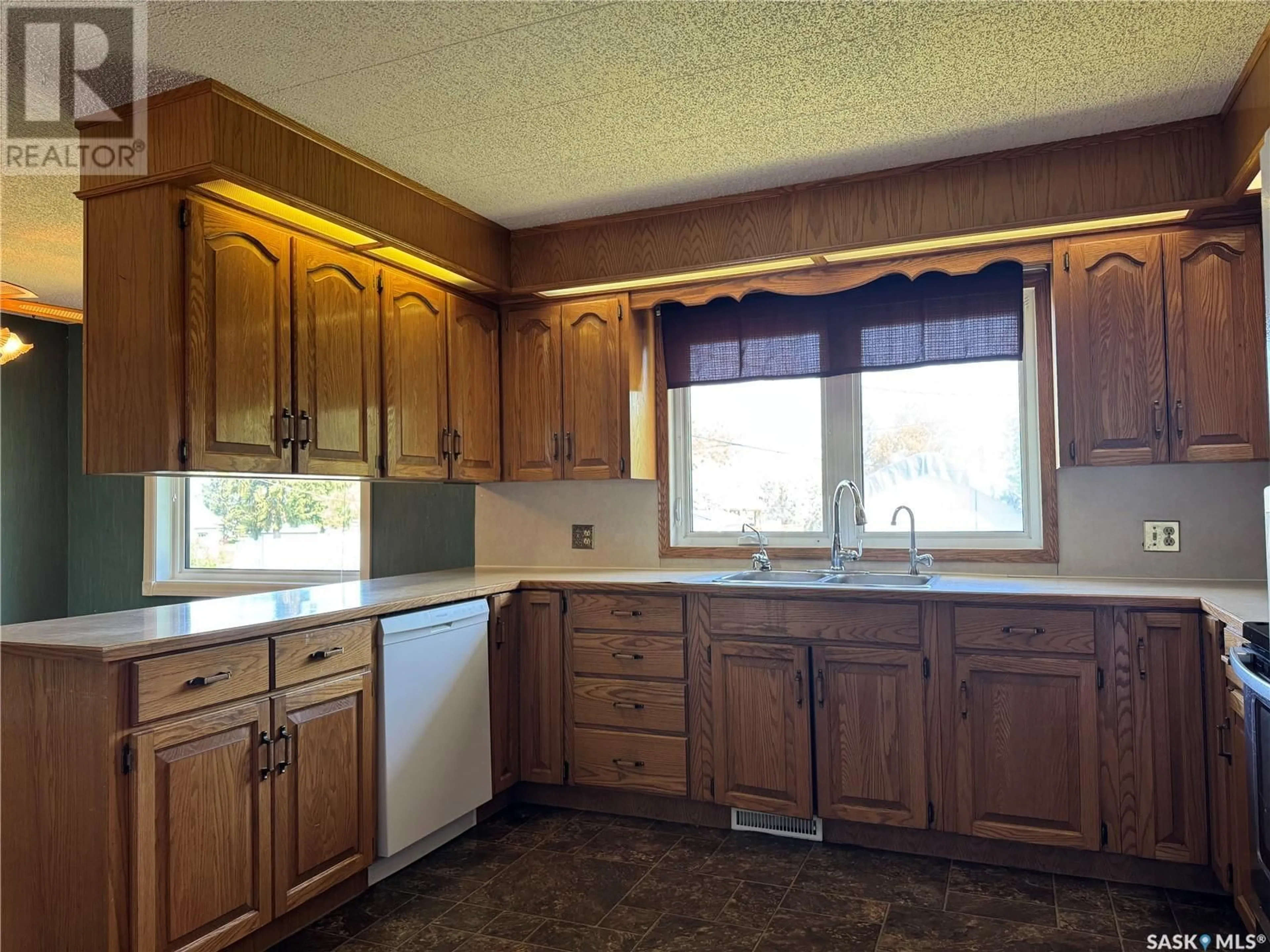 Standard kitchen, unknown for 409 3RD AVENUE, Kelliher Saskatchewan S0A1V0