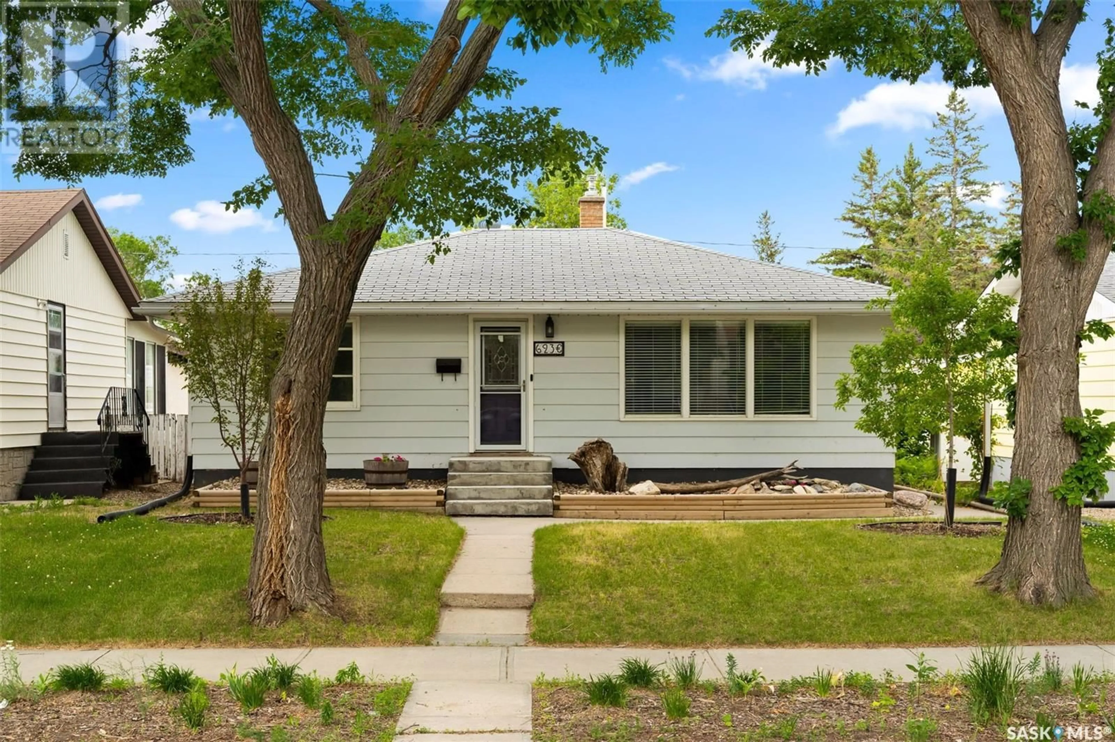 Home with vinyl exterior material, street for 623 BROADWAY AVENUE, Regina Saskatchewan S4N1A2