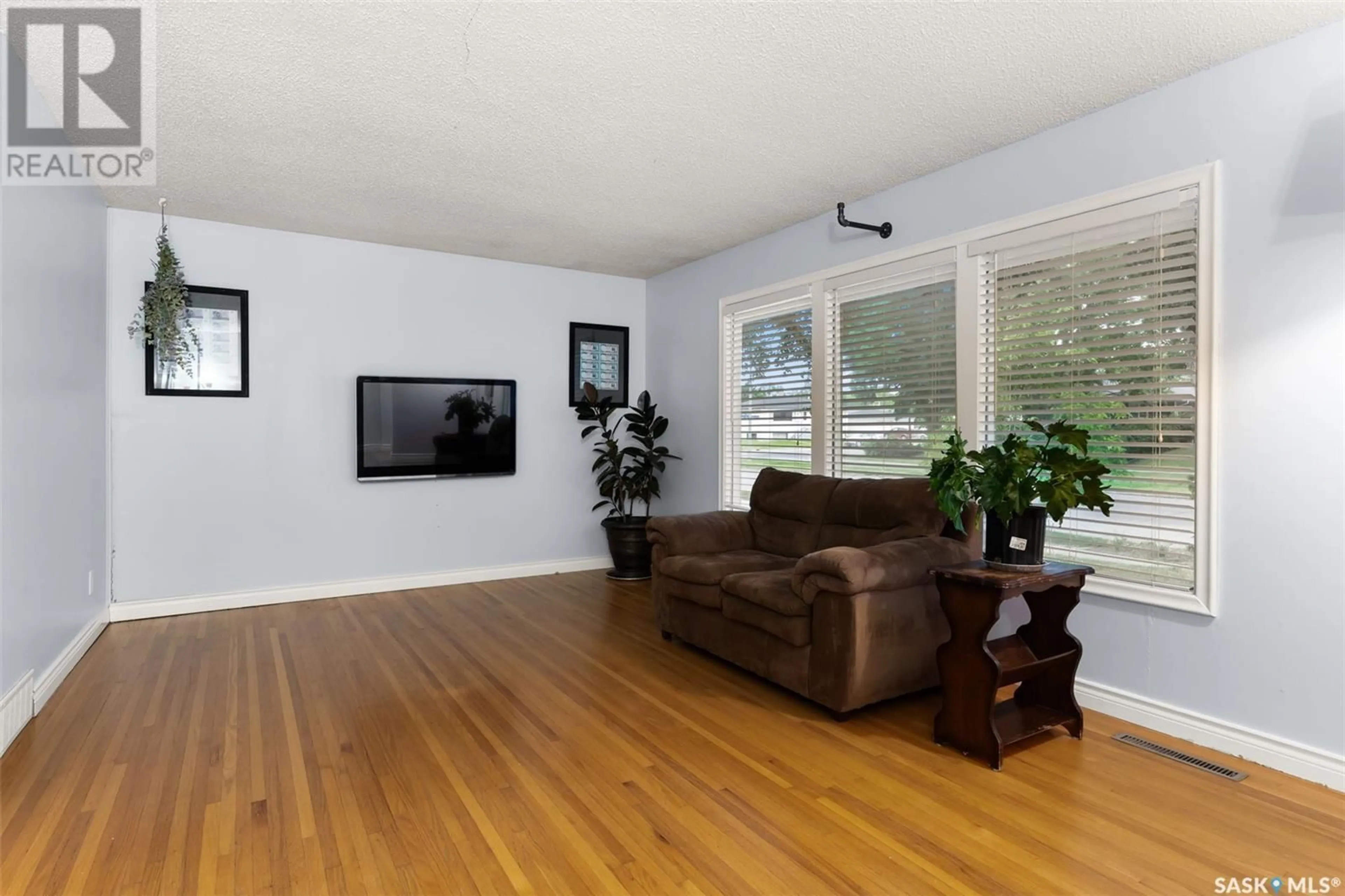 Living room with furniture, wood/laminate floor for 623 BROADWAY AVENUE, Regina Saskatchewan S4N1A2