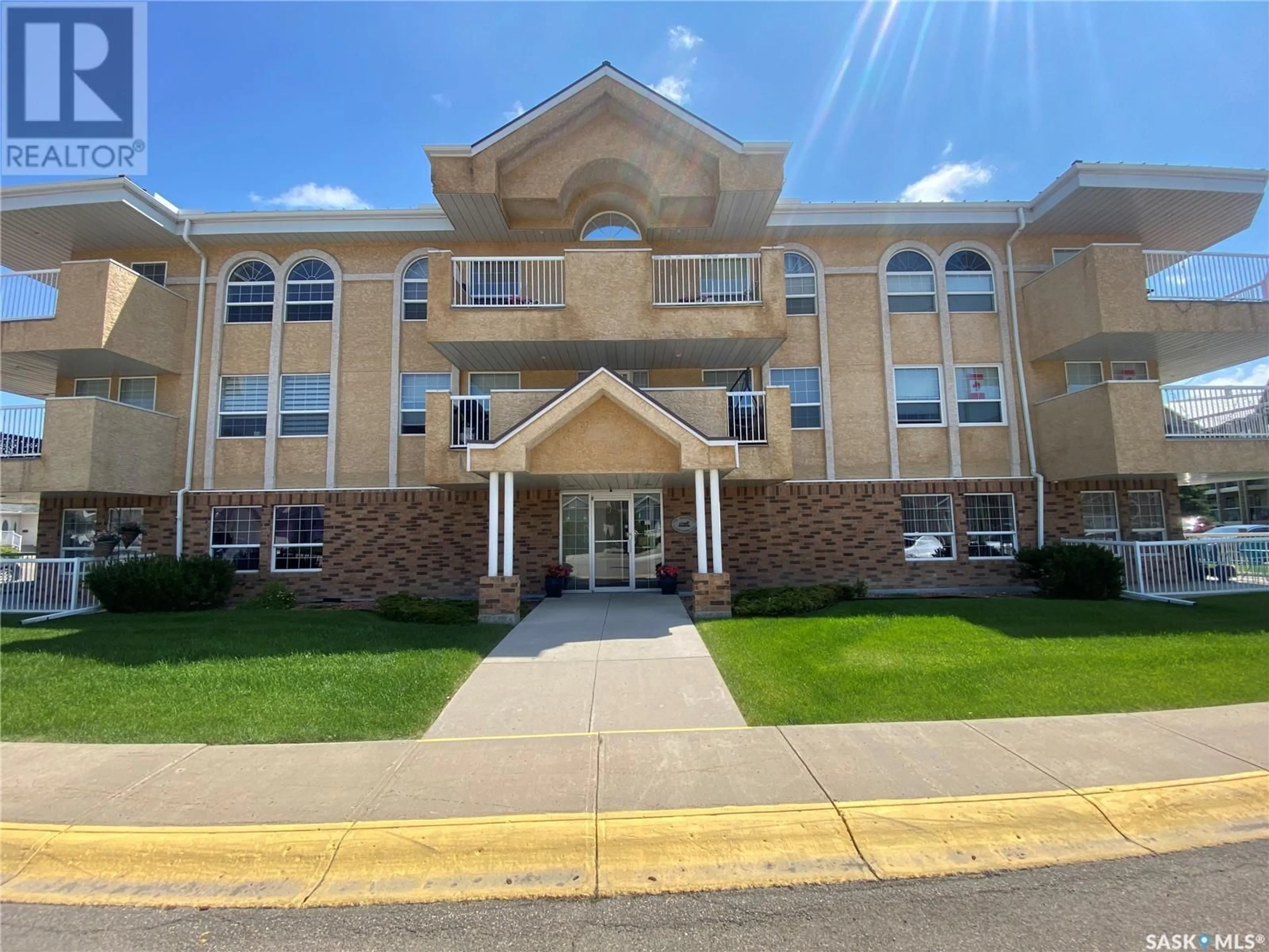 Indoor foyer for 57 - 101 RUSSELL DRIVE, Yorkton Saskatchewan S3N4B6