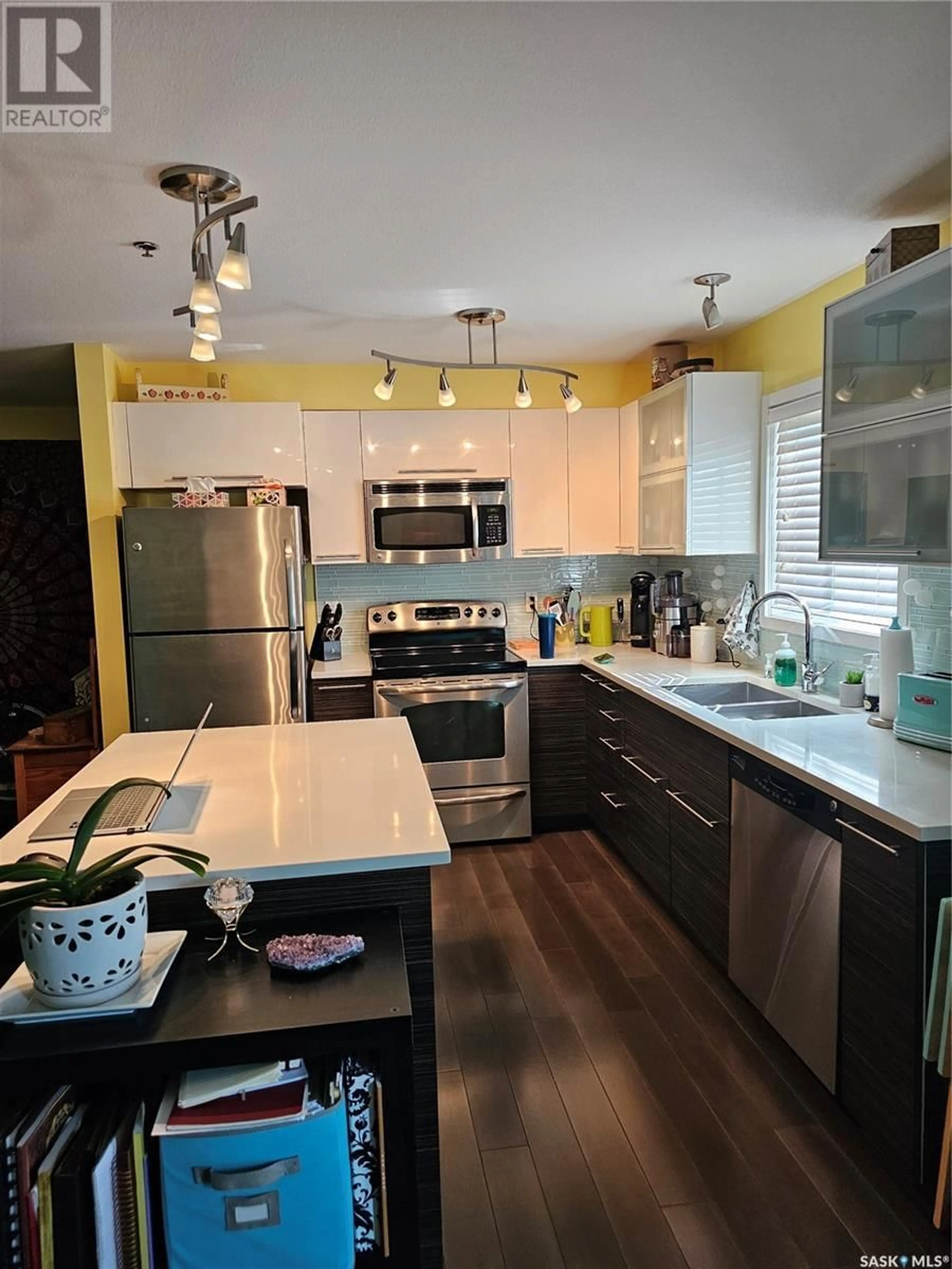 Contemporary kitchen, unknown for 201b HUNTER ROAD, Saskatoon Saskatchewan S7T0J8