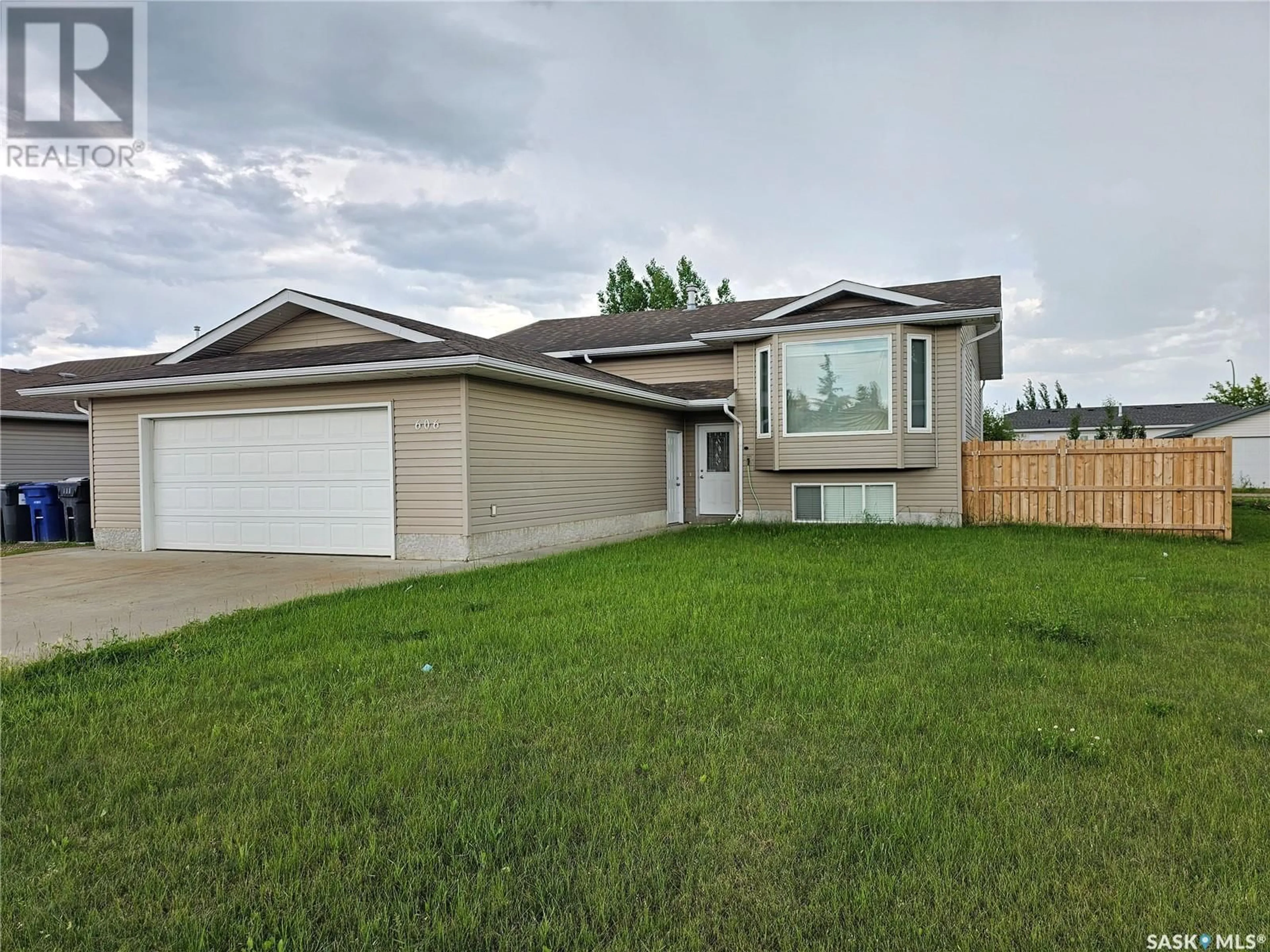 Home with vinyl exterior material, street for 606 7TH AVENUE, Meadow Lake Saskatchewan S9X1B1