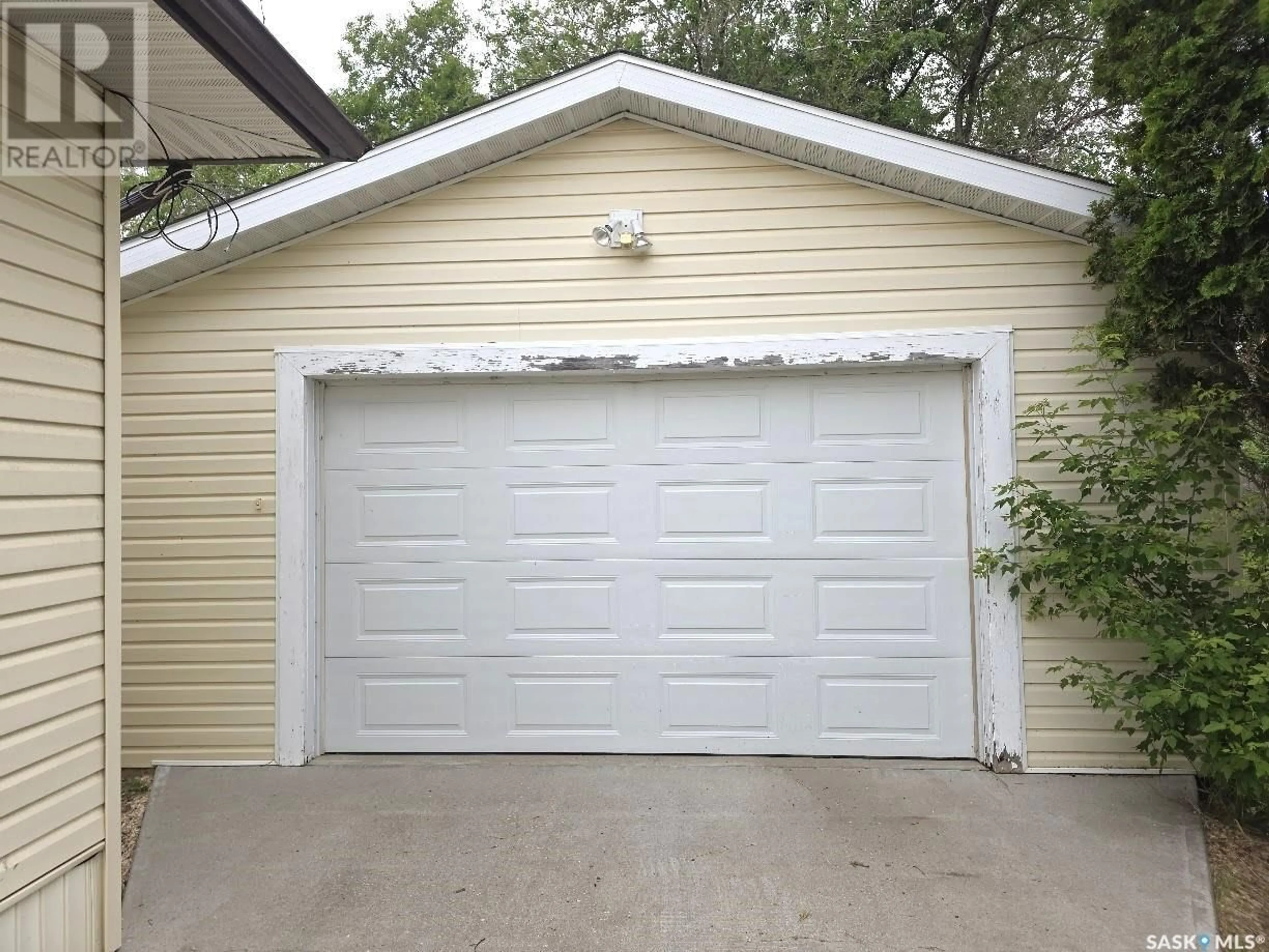 Indoor garage for 220 THOMSON STREET, Outlook Saskatchewan S0L2N0
