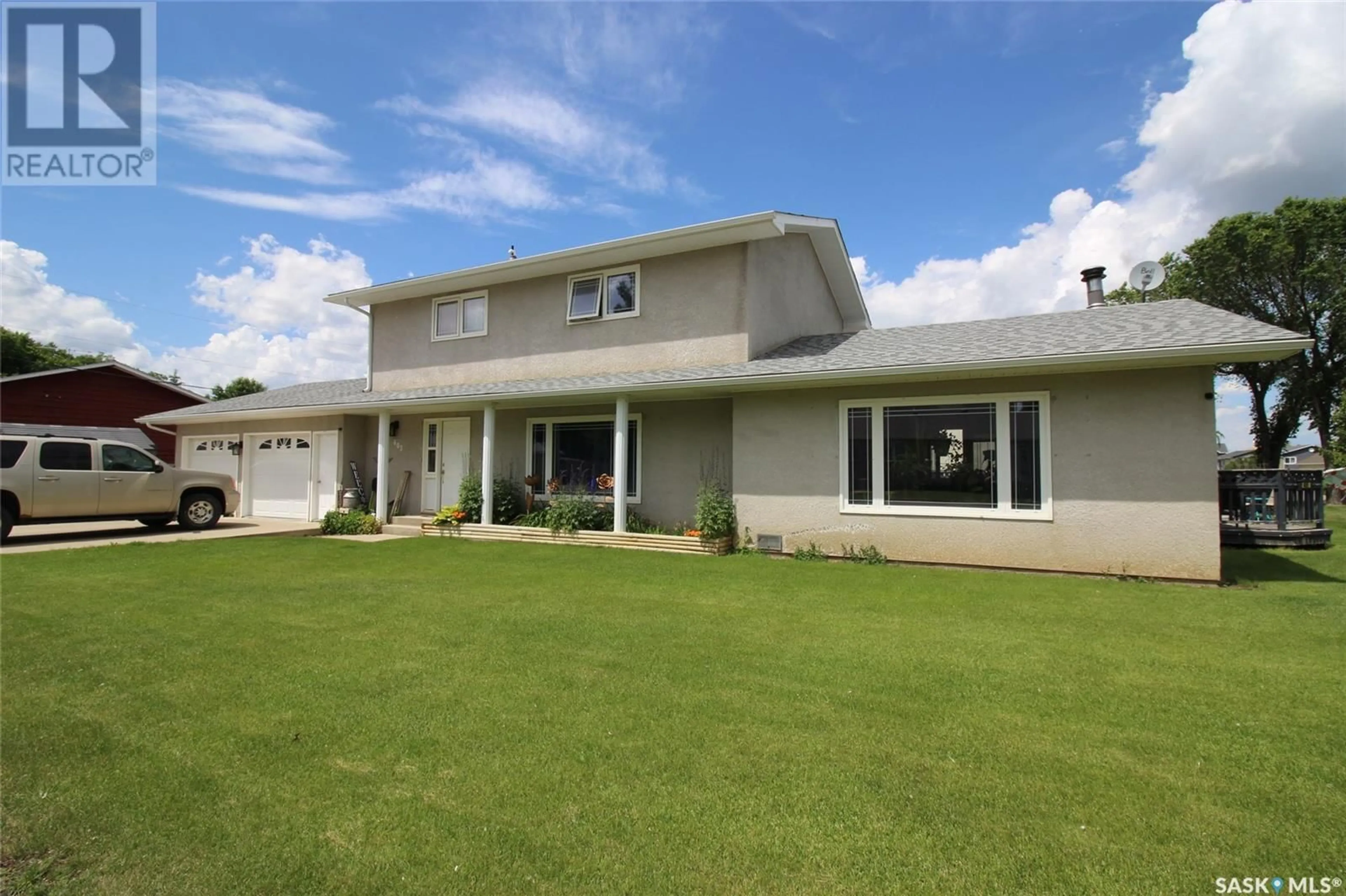Home with vinyl exterior material, street for 405 4TH AVENUE, Shaunavon Saskatchewan S0N2M0