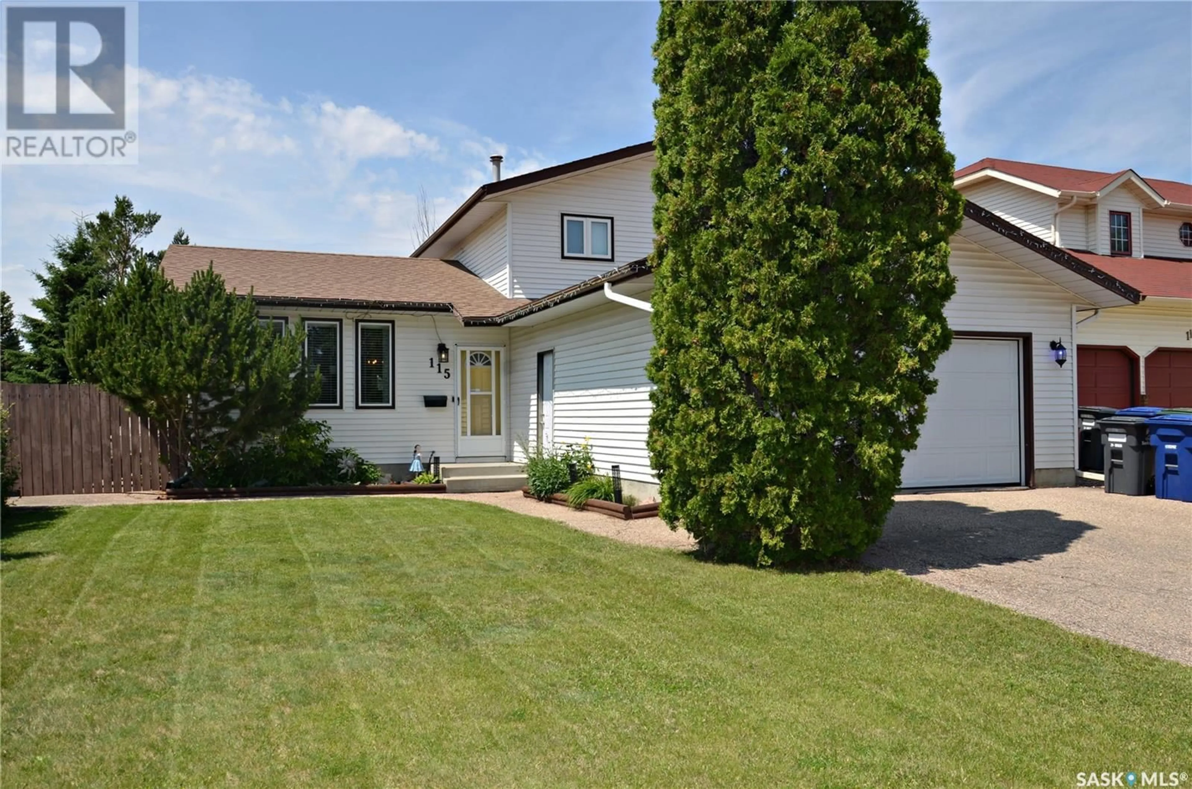 Home with vinyl exterior material, street for 115 HUNT ROAD, Saskatoon Saskatchewan S7L6E6