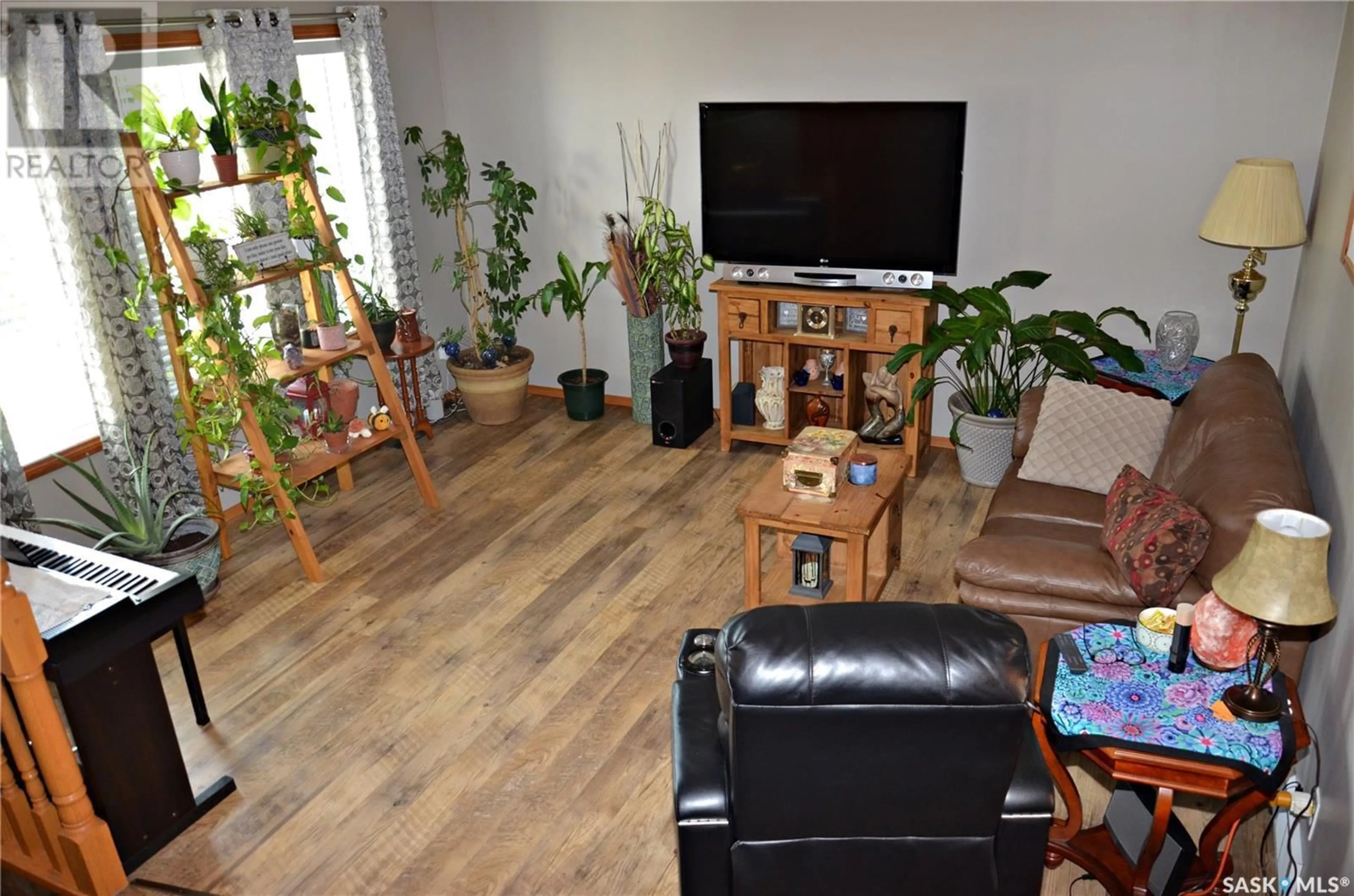 Living room with furniture, wood/laminate floor for 115 HUNT ROAD, Saskatoon Saskatchewan S7L6E6