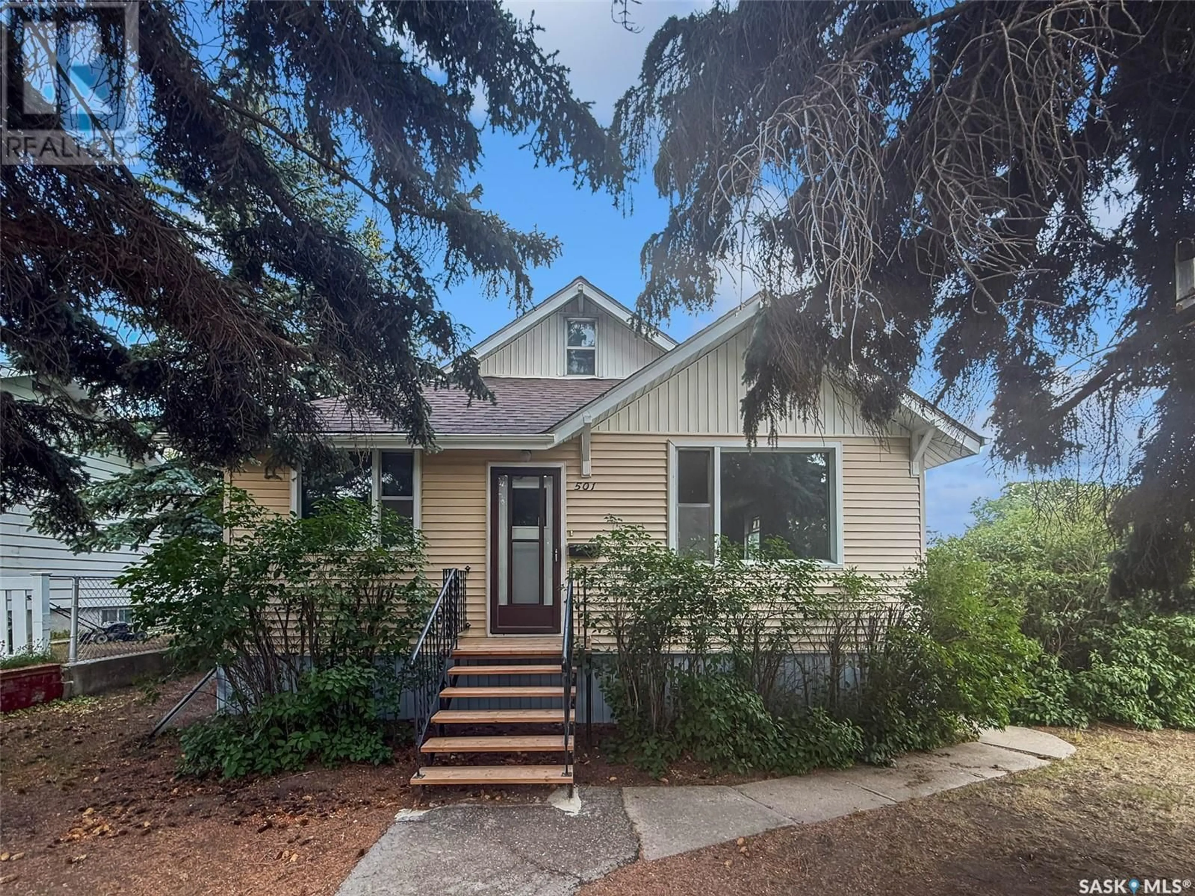 Home with vinyl exterior material, street for 501 4TH AVENUE, Swift Current Saskatchewan S9H0V5