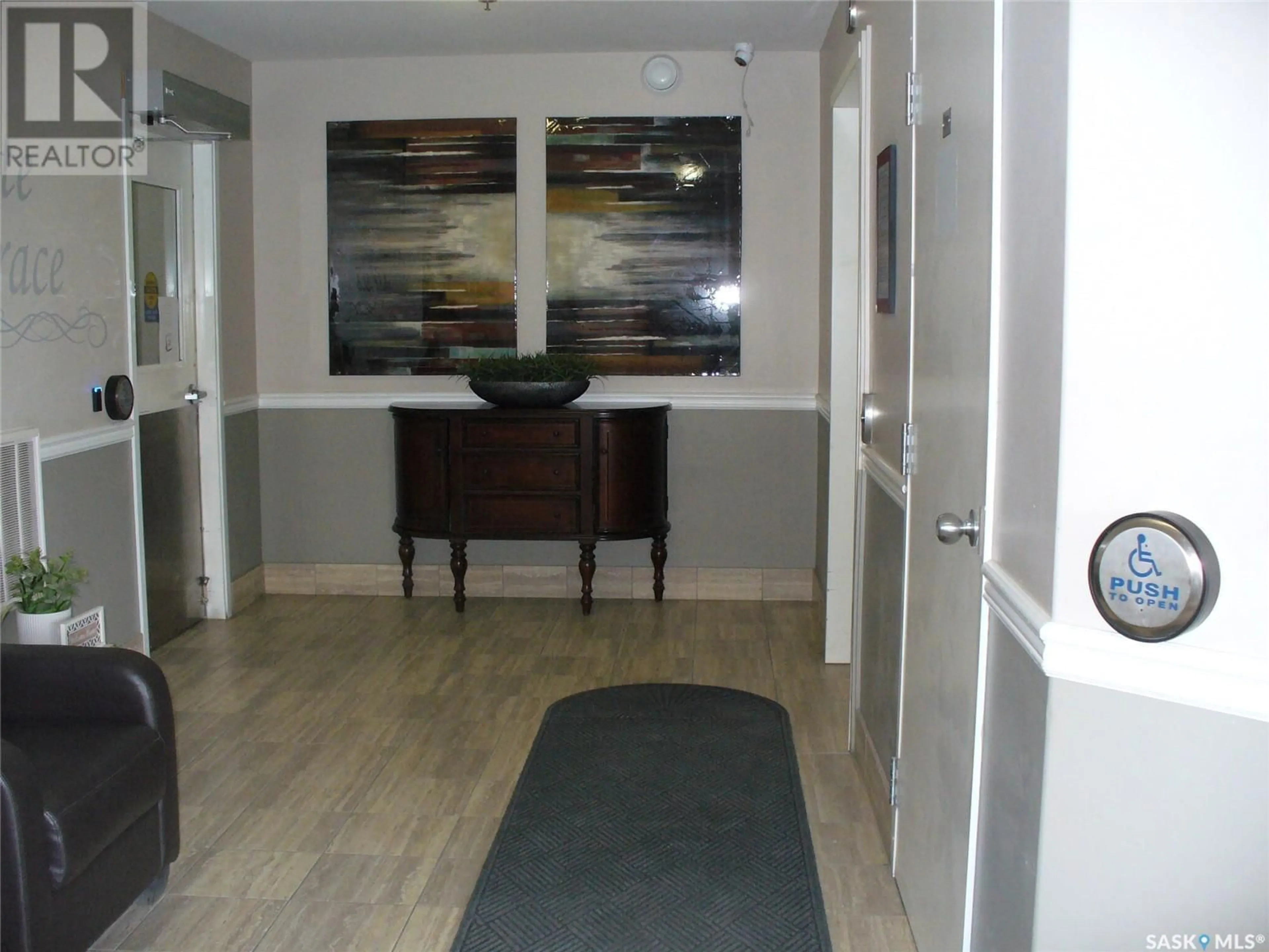 Indoor foyer for 211 - 3730 EASTGATE DRIVE, Regina Saskatchewan S4Z0A1