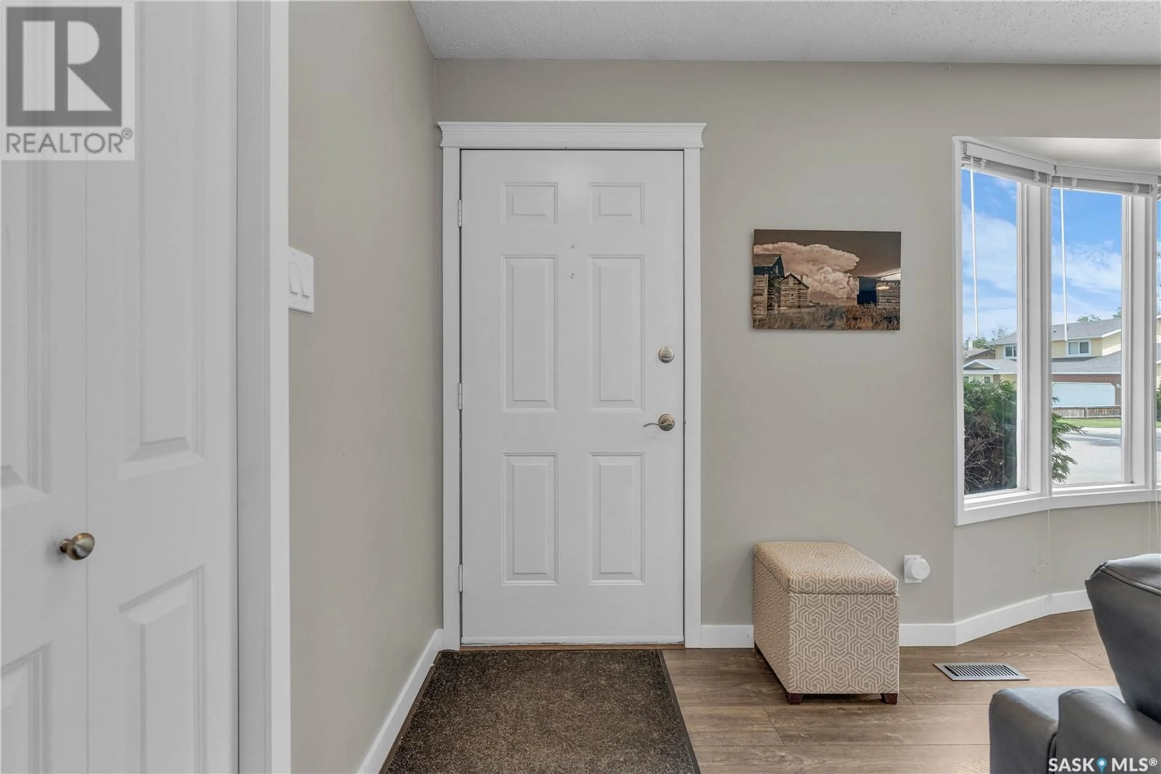 Indoor entryway for 375 SYLVIAN CRESCENT, Saskatoon Saskatchewan S7H5E6