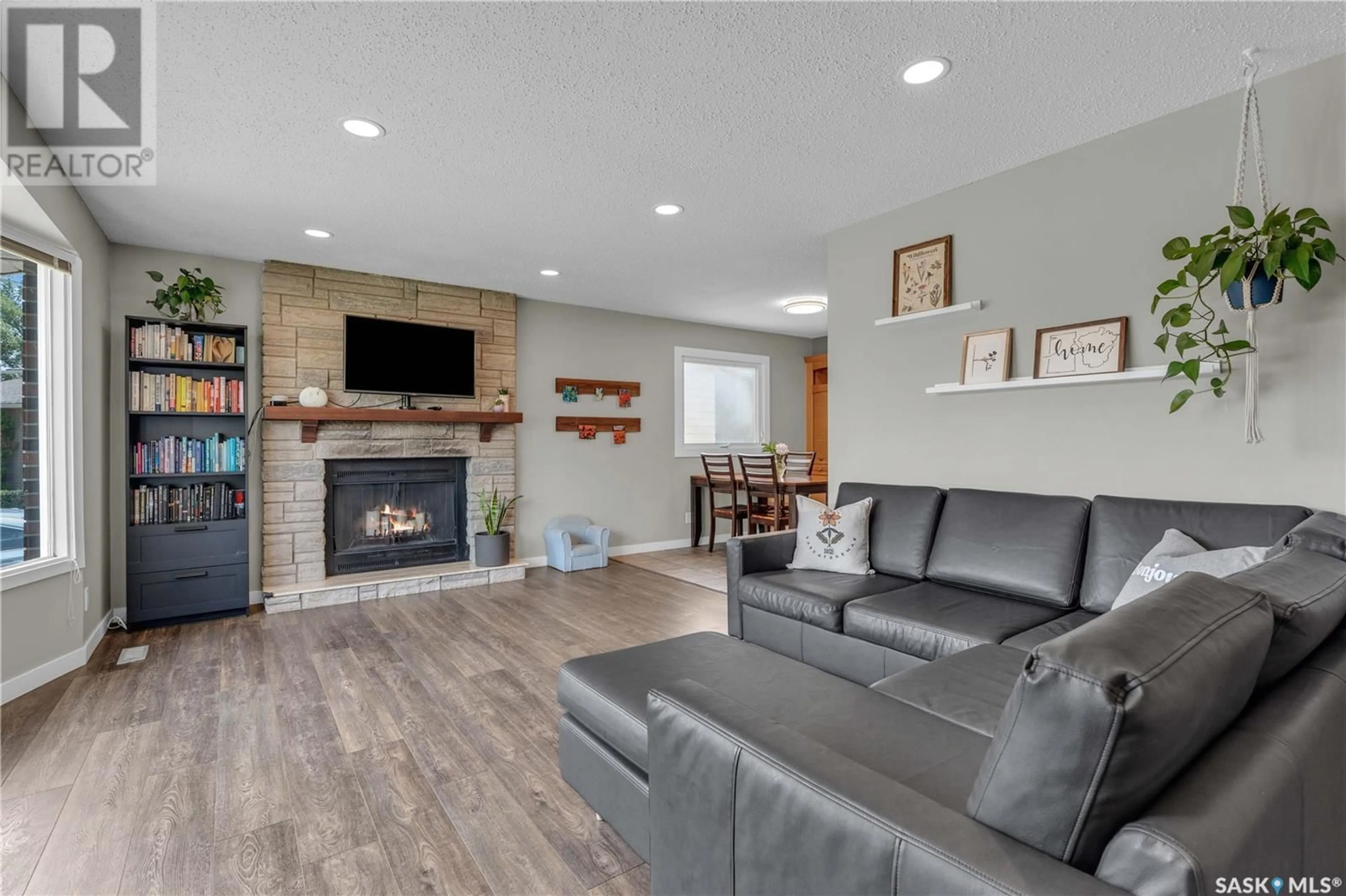 Living room with furniture, unknown for 375 SYLVIAN CRESCENT, Saskatoon Saskatchewan S7H5E6