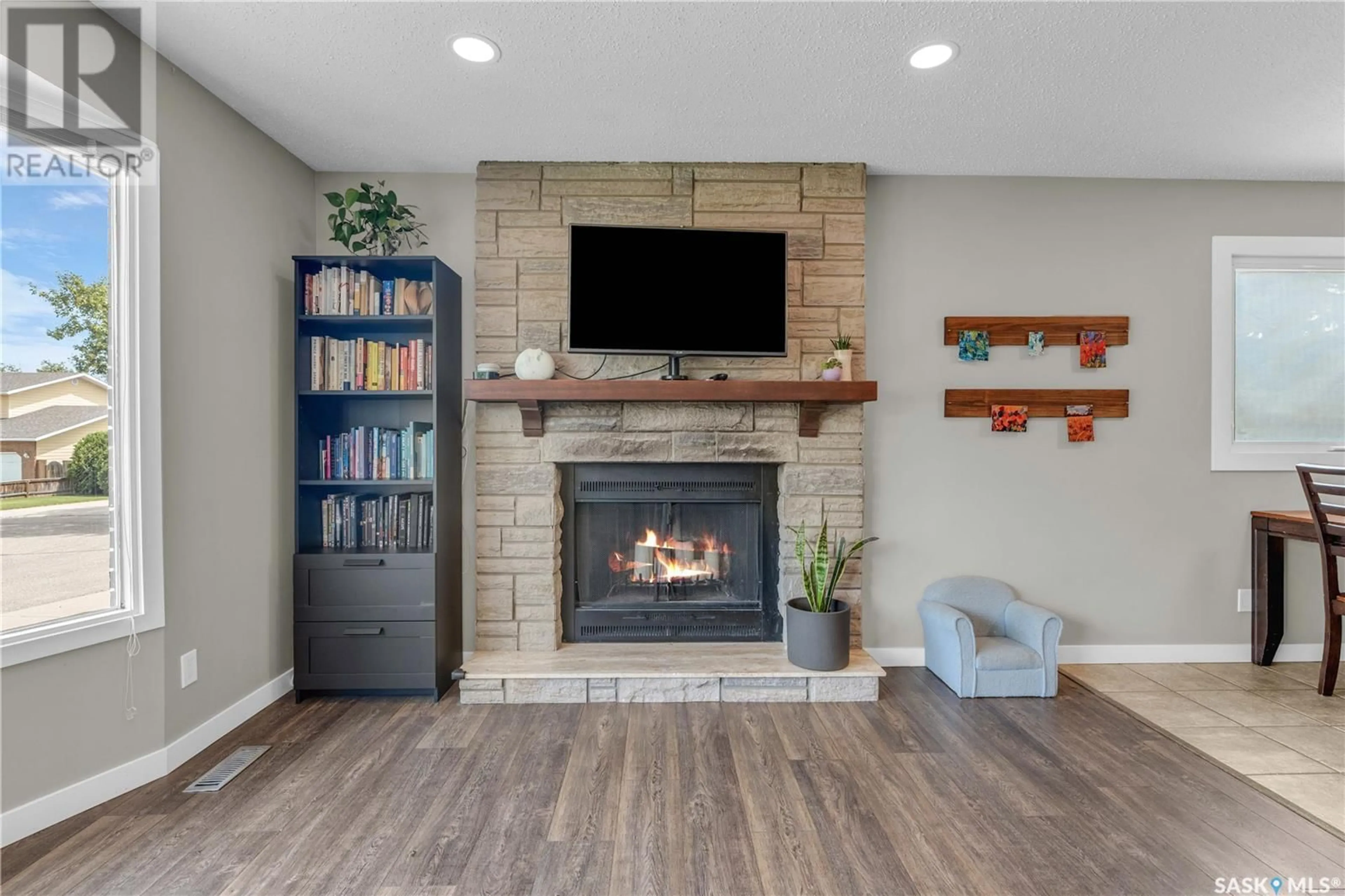Living room with furniture, unknown for 375 SYLVIAN CRESCENT, Saskatoon Saskatchewan S7H5E6