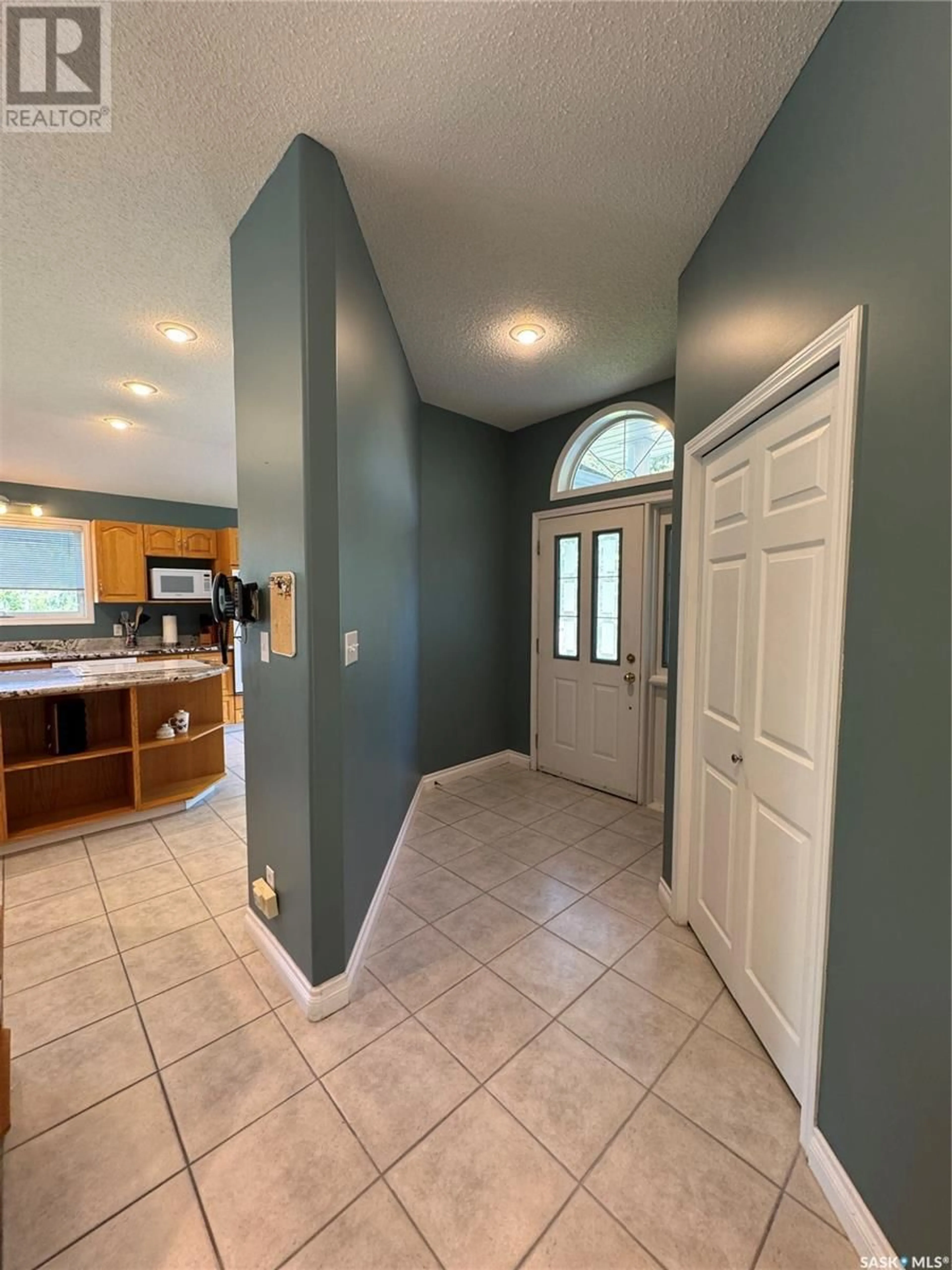 Indoor entryway for 1105 HALPIN PLACE, Hudson Bay Saskatchewan S0E0Y0