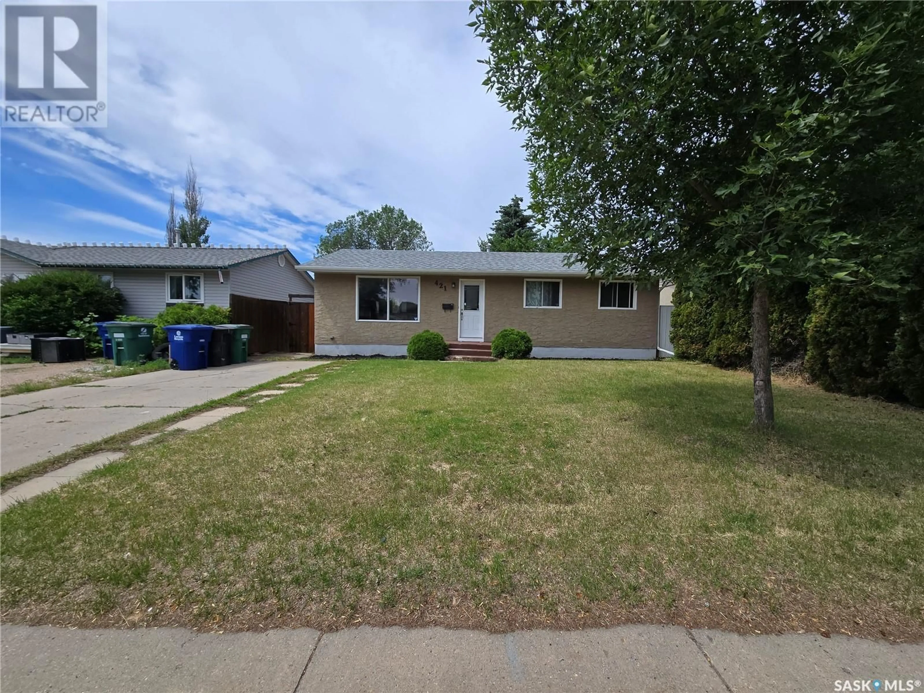 Home with vinyl exterior material, street for 421 LISGAR AVENUE, Saskatoon Saskatchewan S7L5G7