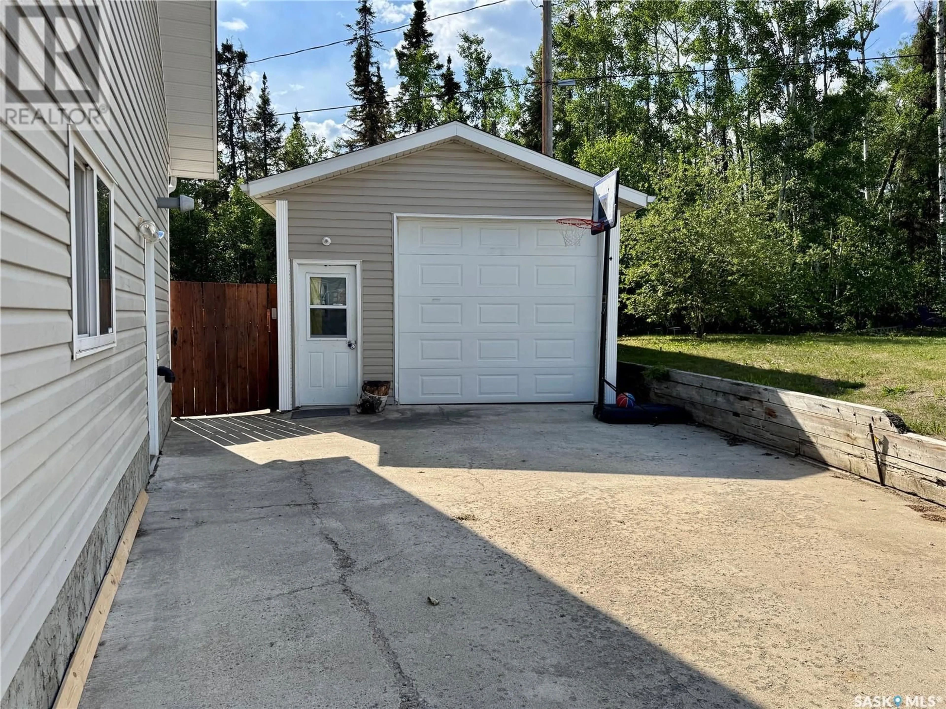Indoor garage for 936 THOMPSON CRESCENT, La Ronge Saskatchewan S0J1L0