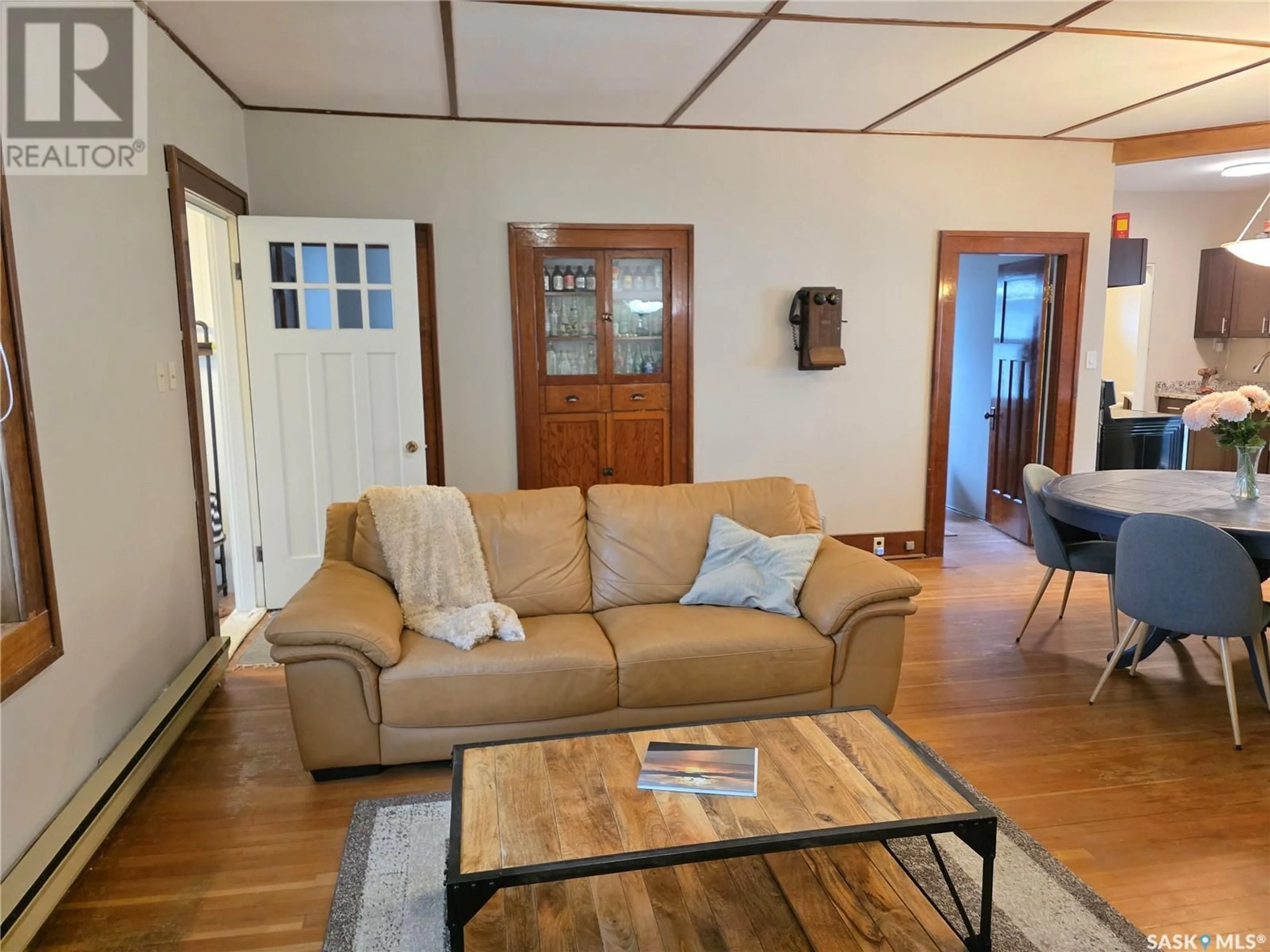 Living room with furniture, wood/laminate floor for 107 MISTUSINNE CRESCENT, Mistusinne Saskatchewan S0H1J0