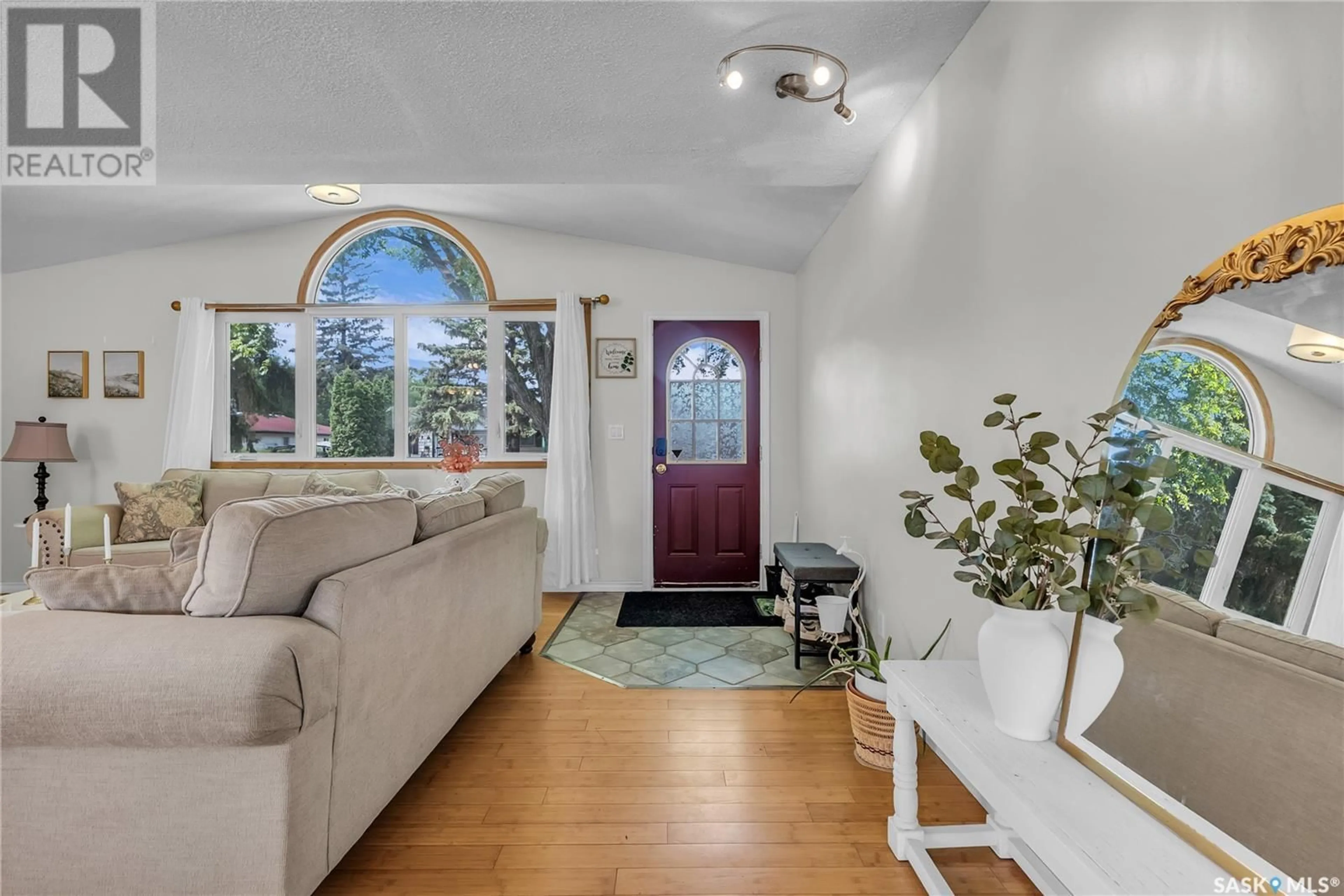 Indoor entryway for 310 X AVENUE, Saskatoon Saskatchewan S7L3J7