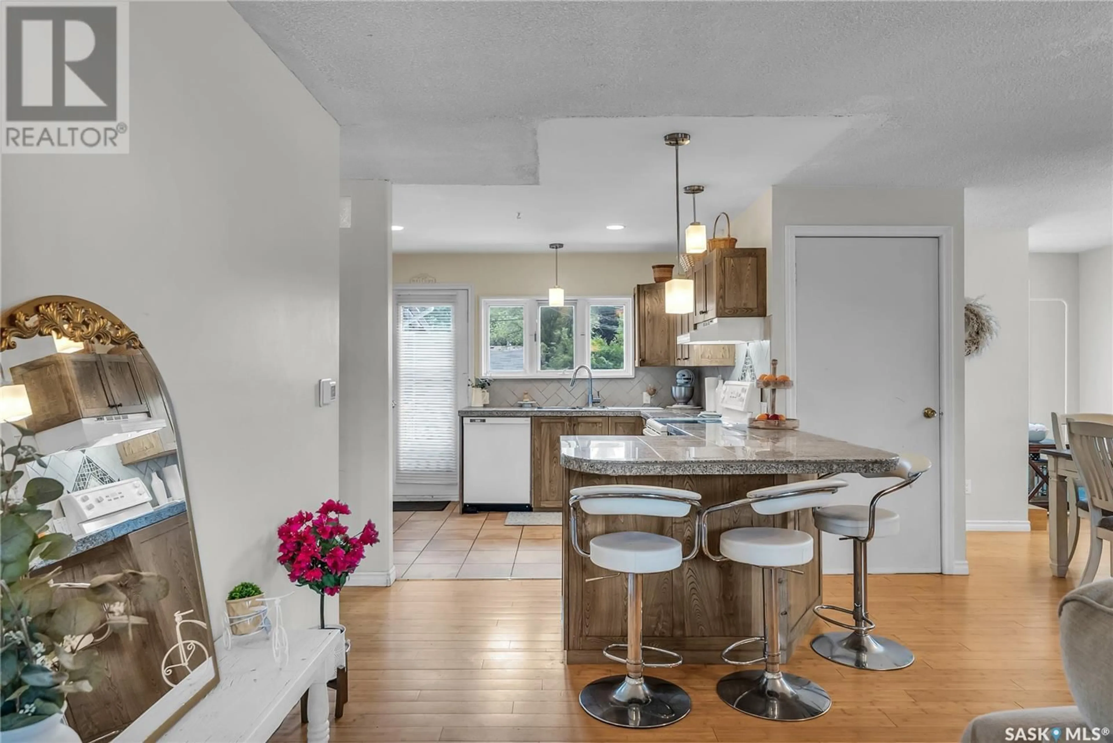 Open concept kitchen, unknown for 310 X AVENUE, Saskatoon Saskatchewan S7L3J7
