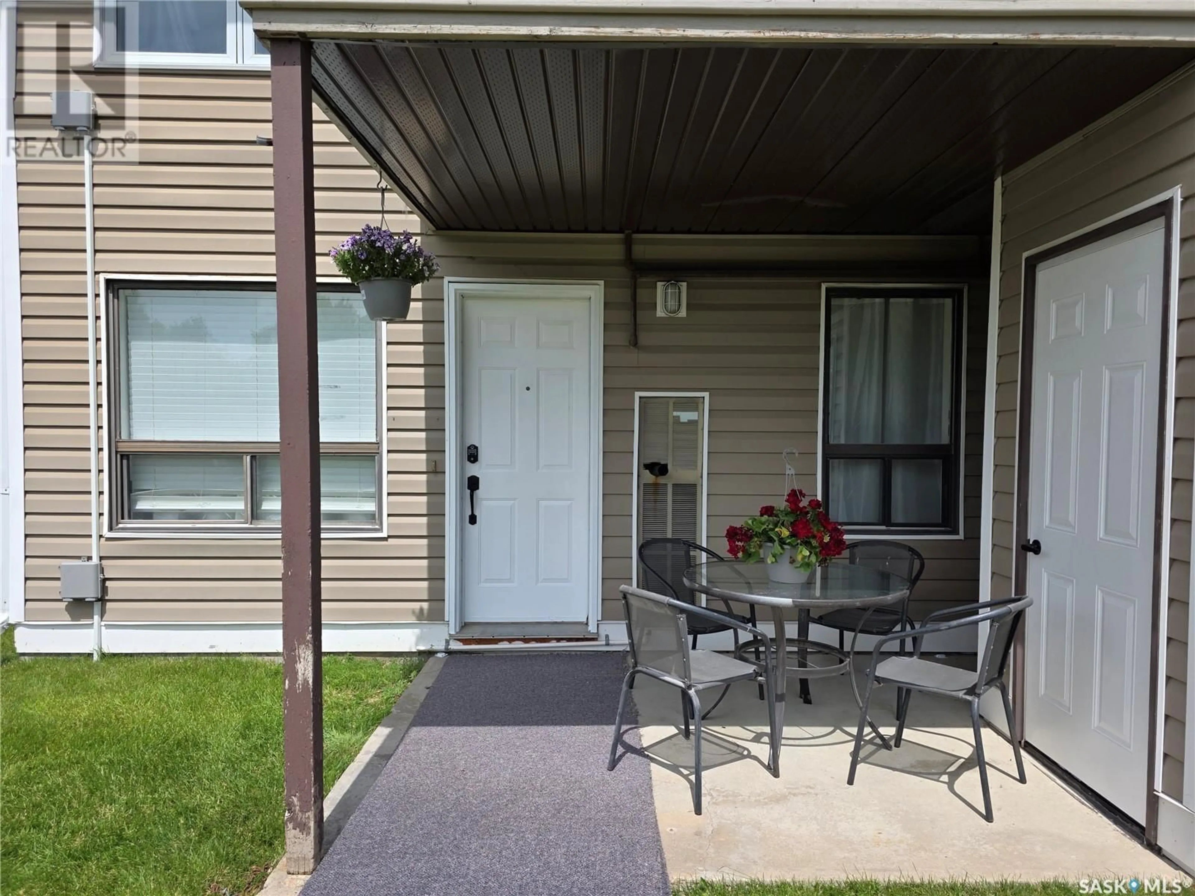 Patio, street for 6529 ROCHDALE BOULEVARD, Regina Saskatchewan S4X2Z1