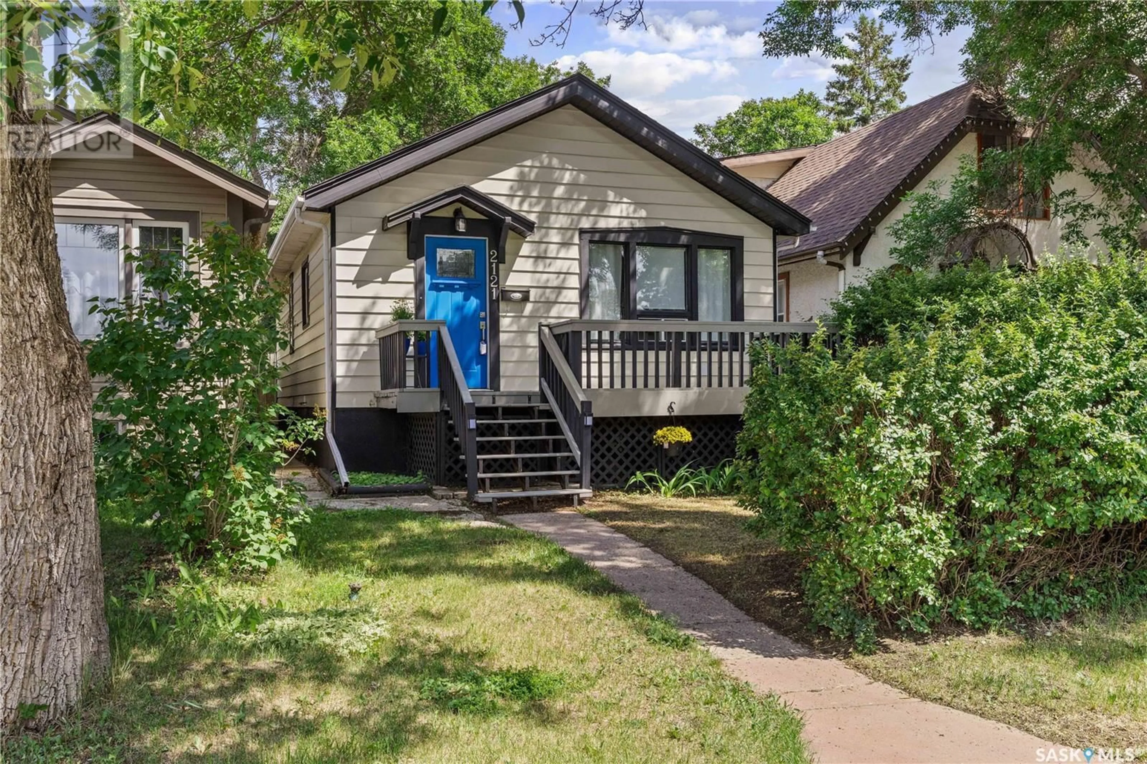 Home with vinyl exterior material, street for 2121 KING STREET, Regina Saskatchewan S4T4G9