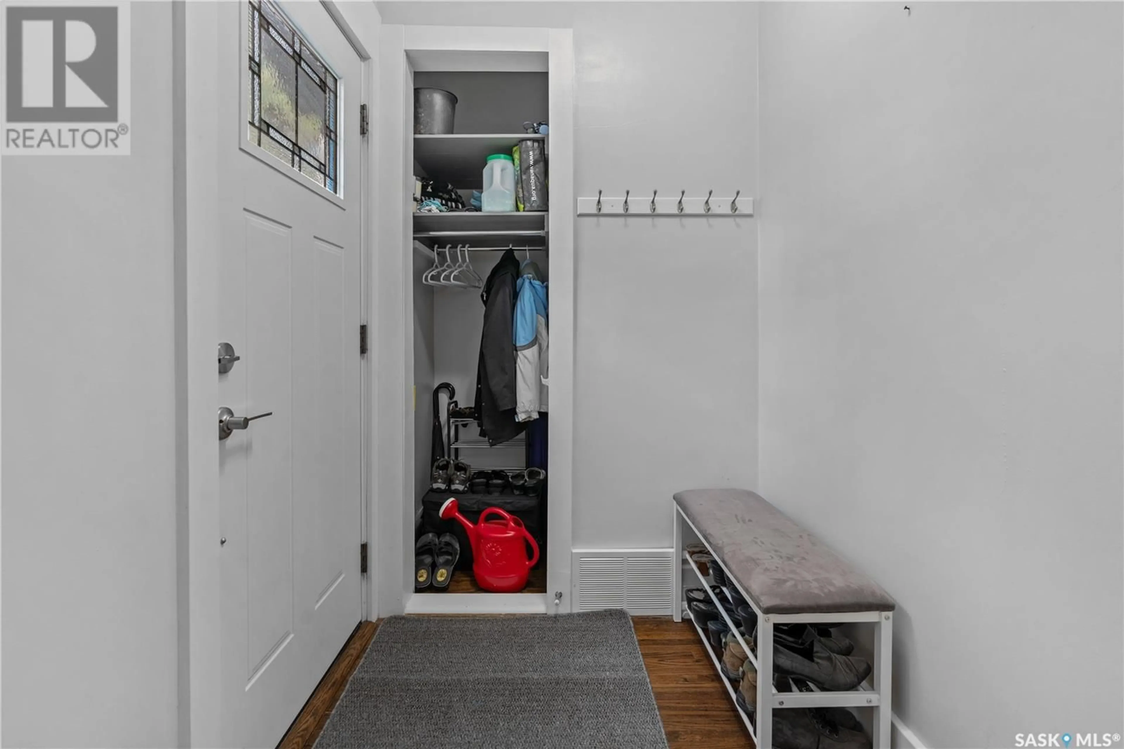 Indoor entryway for 2121 KING STREET, Regina Saskatchewan S4T4G9