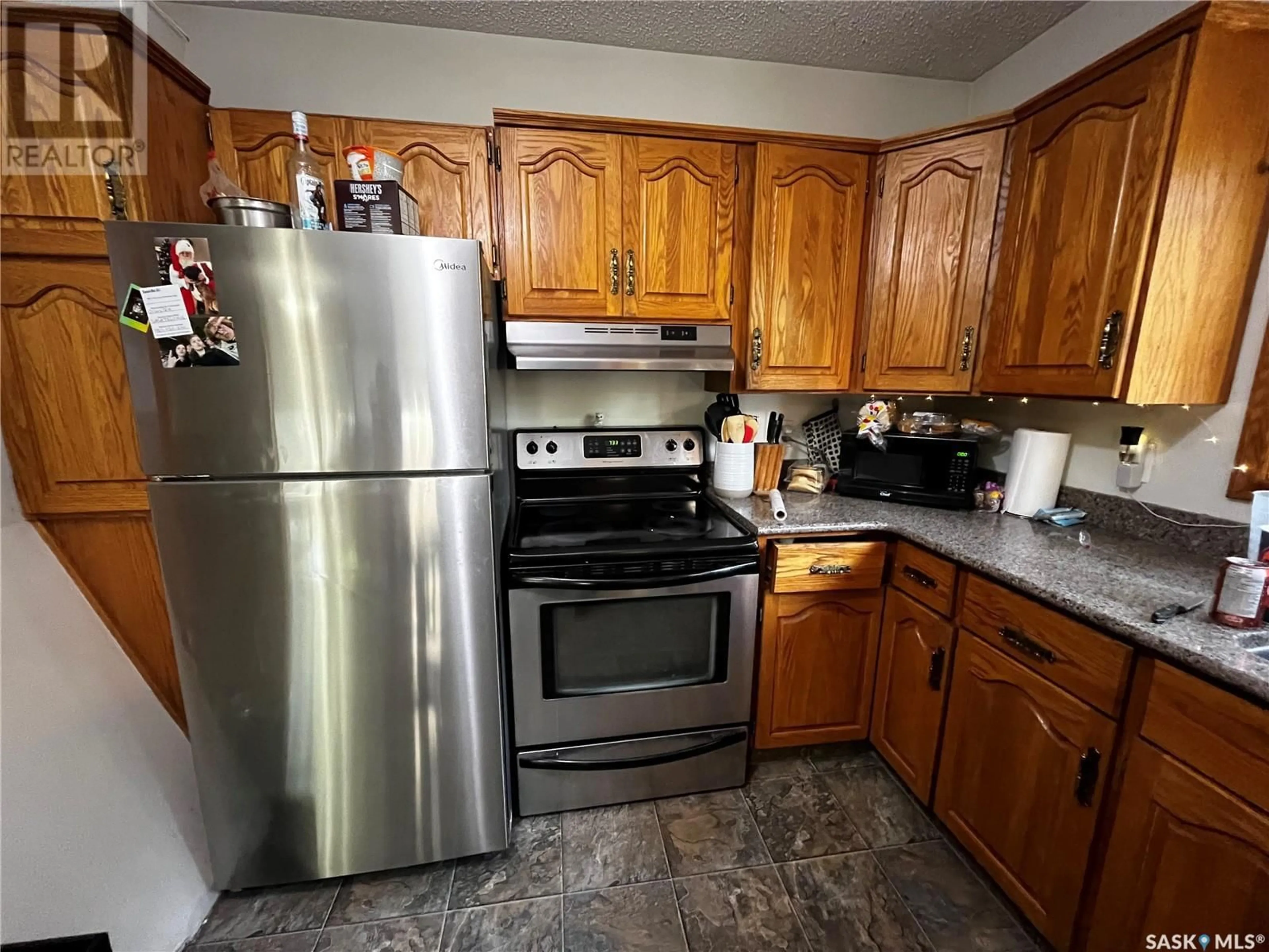 Standard kitchen, unknown for 302 MCKINNON AVENUE, Saskatoon Saskatchewan S7N1J5